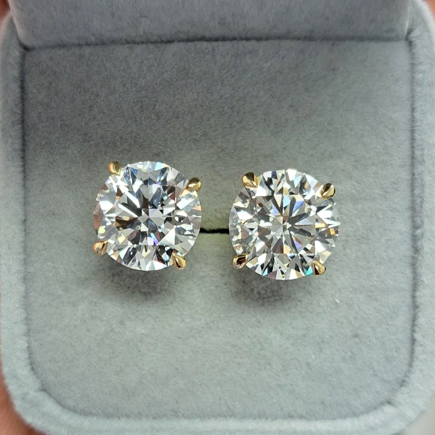 10.00ct Round Diamond Stud Earrings – 18k Yellow Gold (IGI Certified)