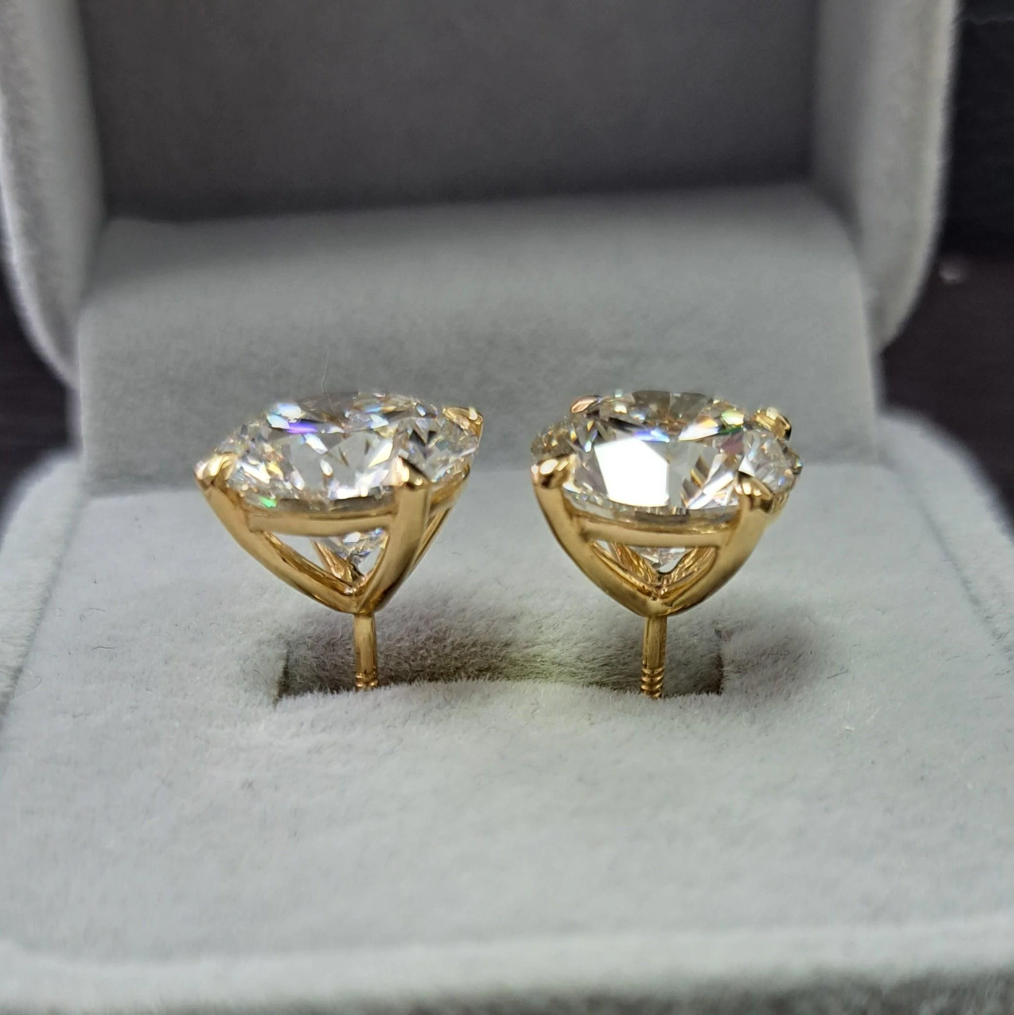 10.00ct Round Diamond Stud Earrings – 18k Yellow Gold (IGI Certified) - Image 2