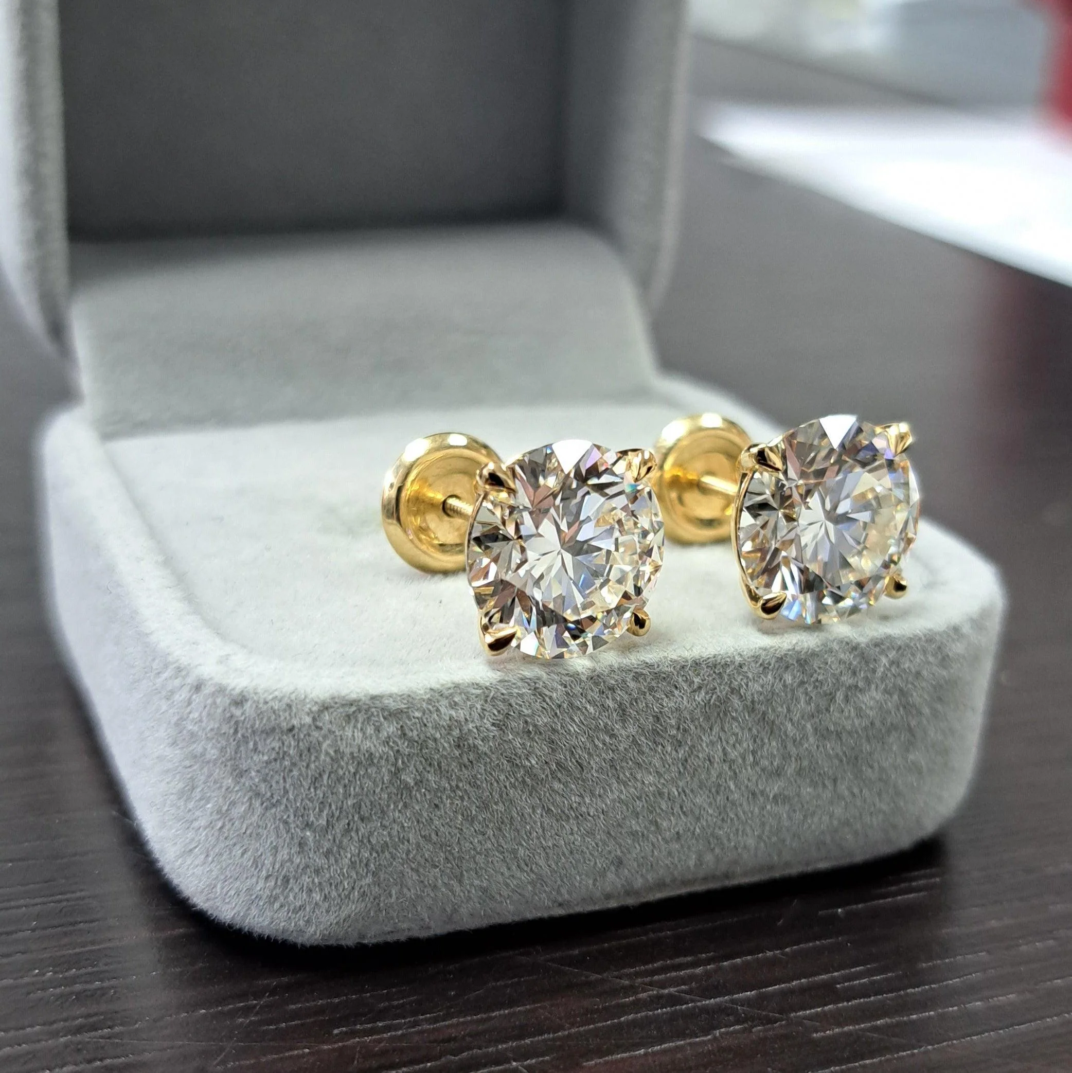 10.00ct Round Diamond Stud Earrings – 18k Yellow Gold (IGI Certified) - Image 3