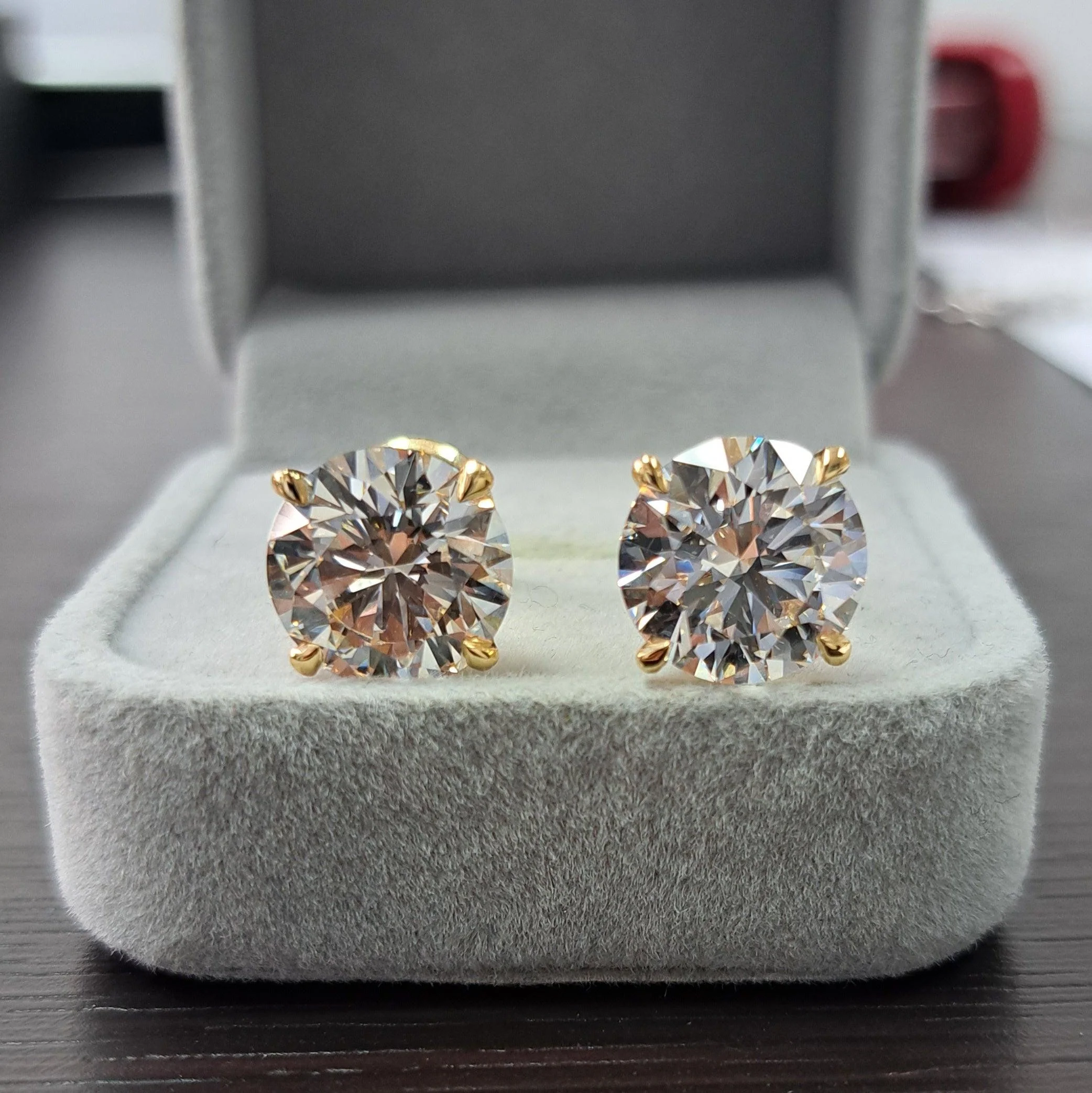 10.00ct Round Diamond Stud Earrings – 18k Yellow Gold (IGI Certified) - Image 4
