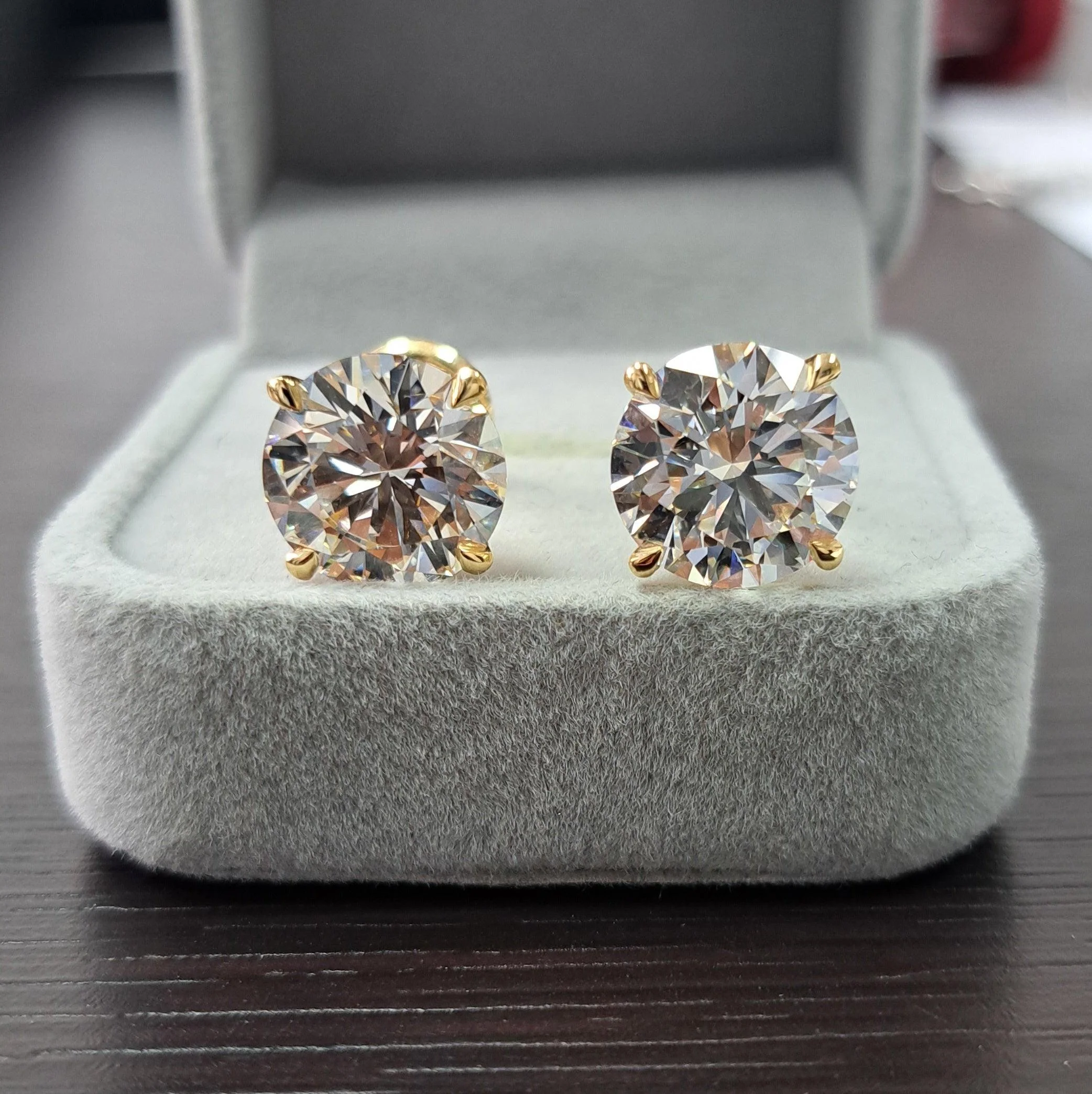 10.00ct Round Diamond Stud Earrings – 18k Yellow Gold (IGI Certified) - Image 5