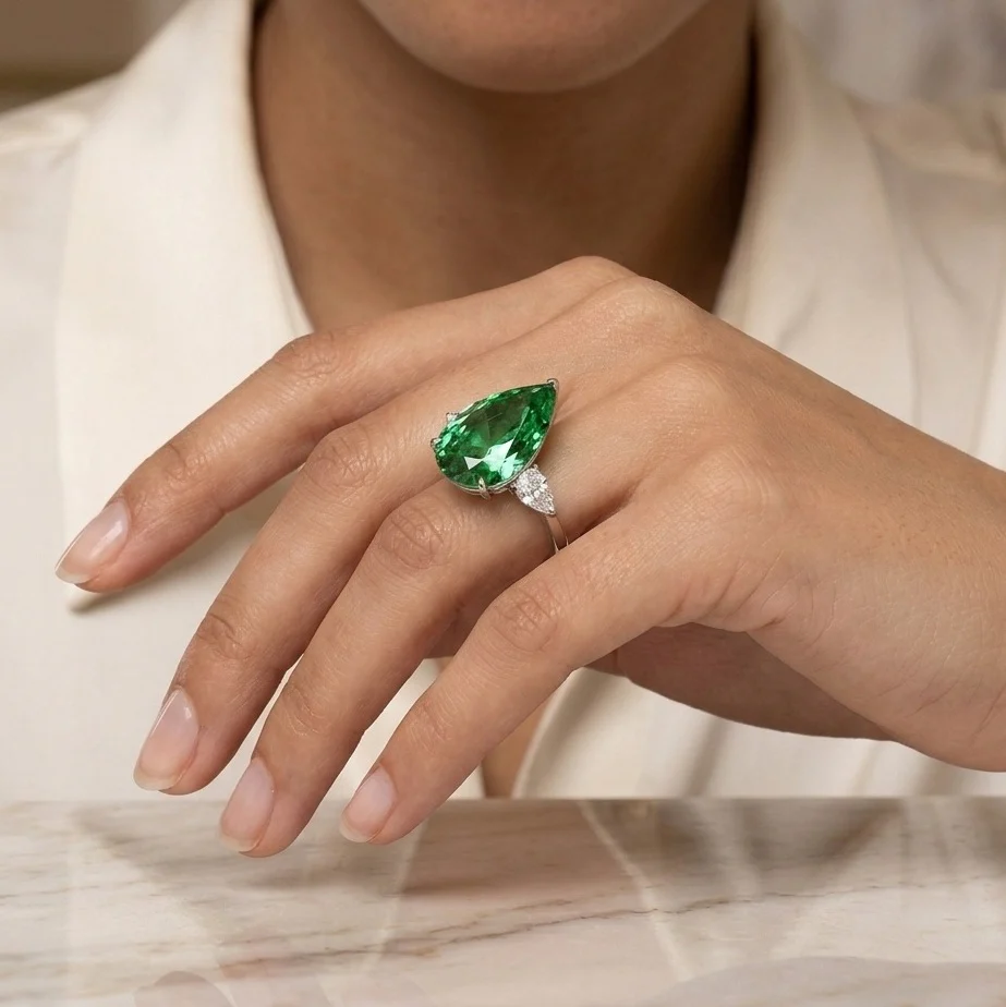 IGI Certified 12.00ct Fancy Vivid Green Pear Diamond Trilogy Ring in Platinum - Image 4