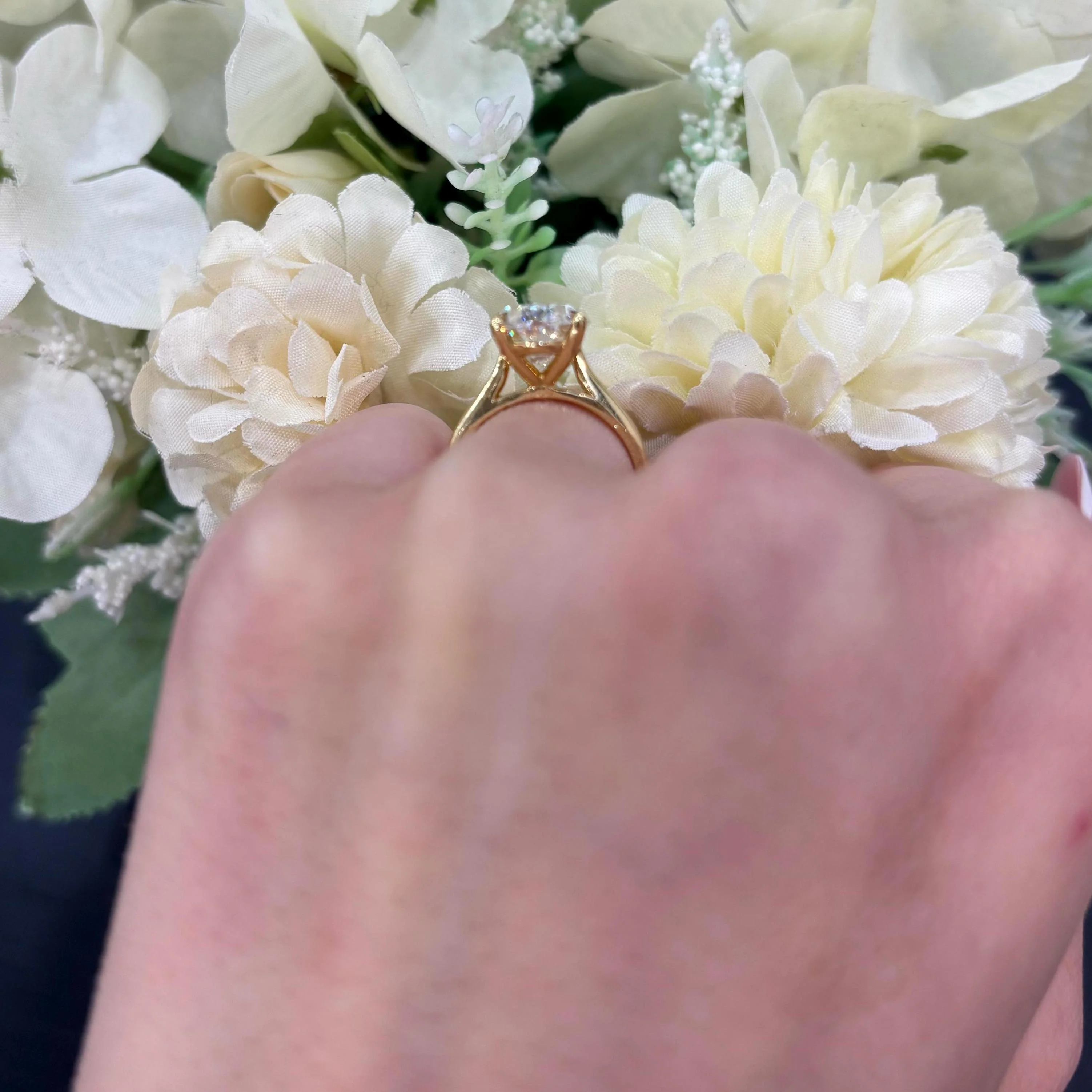 D/VVS2 2.01 CT IGI Lab Oval Diamond Solitaire Engagement Ring in 18k Yellow Gold - Image 2