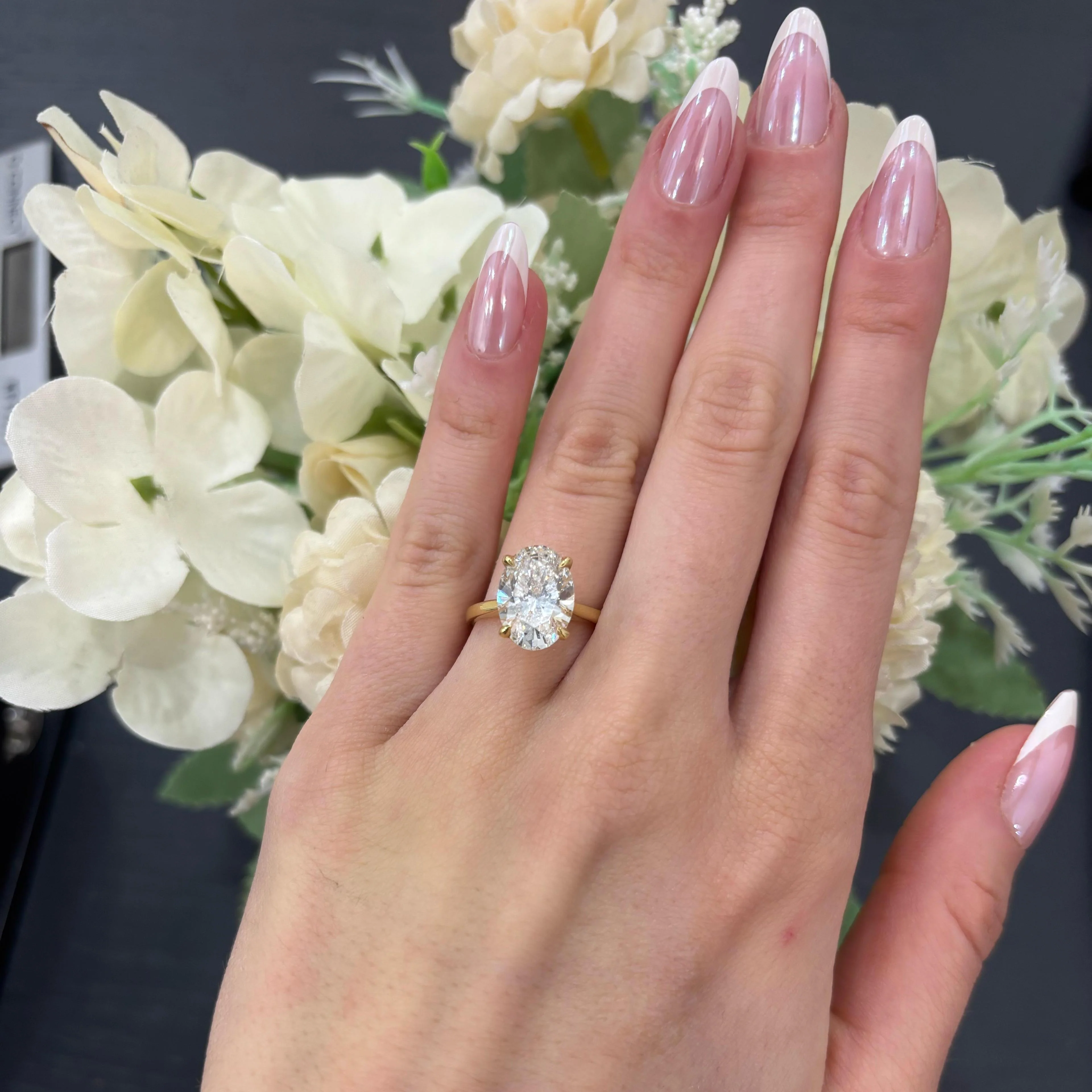 D/VVS2 2.01 CT IGI Lab Oval Diamond Solitaire Engagement Ring in 18k Yellow Gold - Image 5