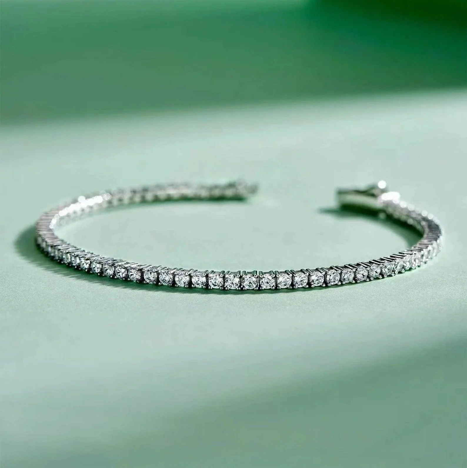 D/VVS 2.50 ct Lab Diamond Claw Set Tennis Bracelet in 9k Gold 7in - Image 2