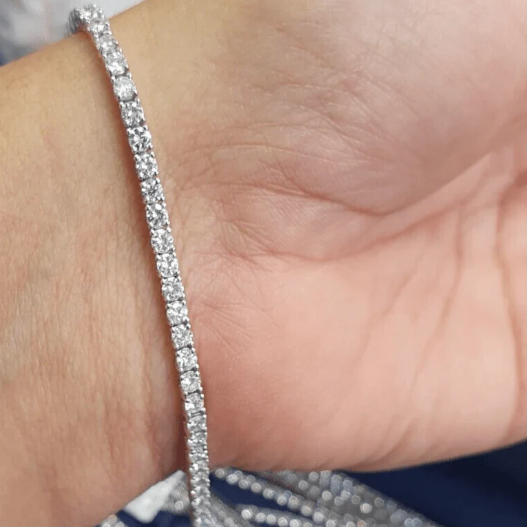 D/VVS 2.50 ct Lab Diamond Claw Set Tennis Bracelet in 9k Gold 7in - Image 8