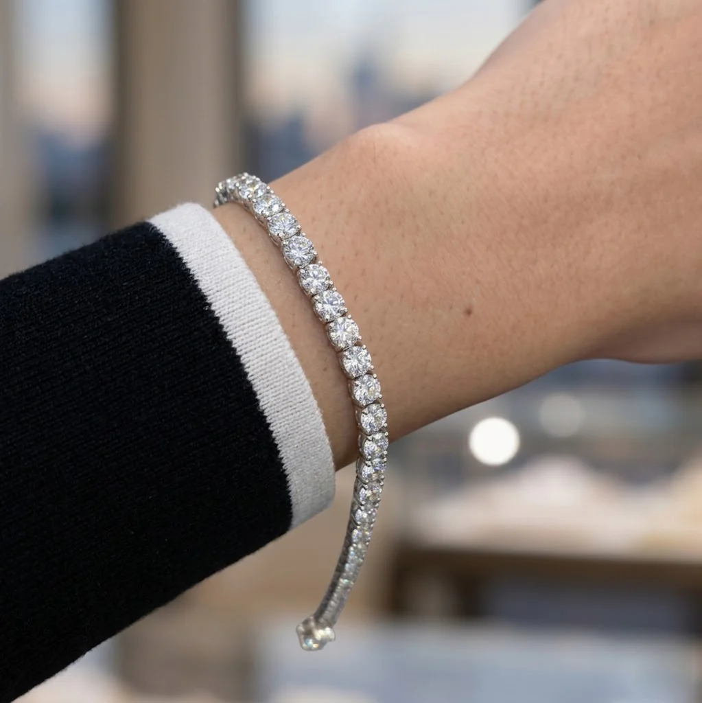 D/VS 20.00 ct Lab Diamond Claw Set Tennis Bracelet in 9k Gold 7in