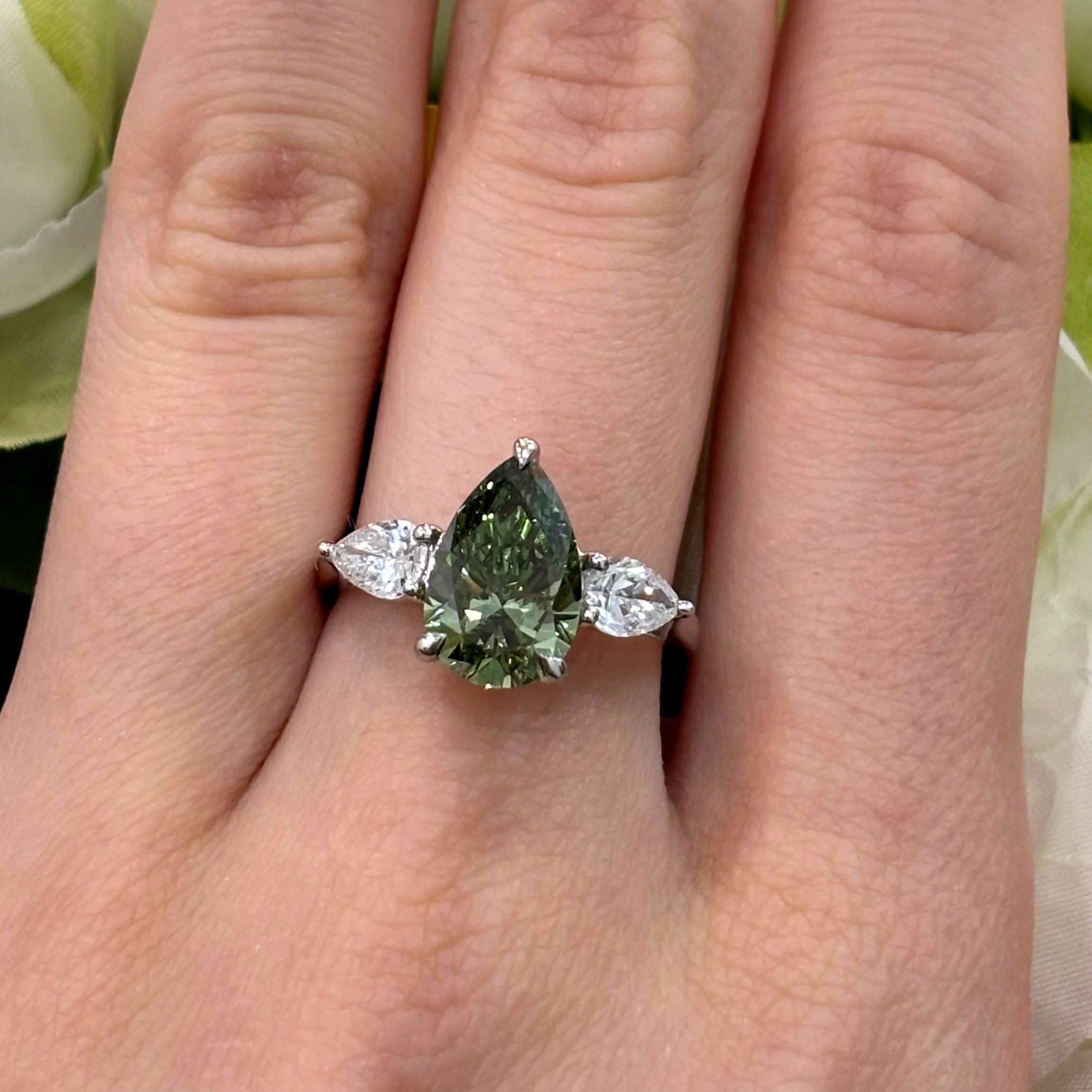 3.20 Carat IGI Lab Fancy Vivid Green Pear & Side Pear Diamond Three-Stone Ring In Platinum - Image 4