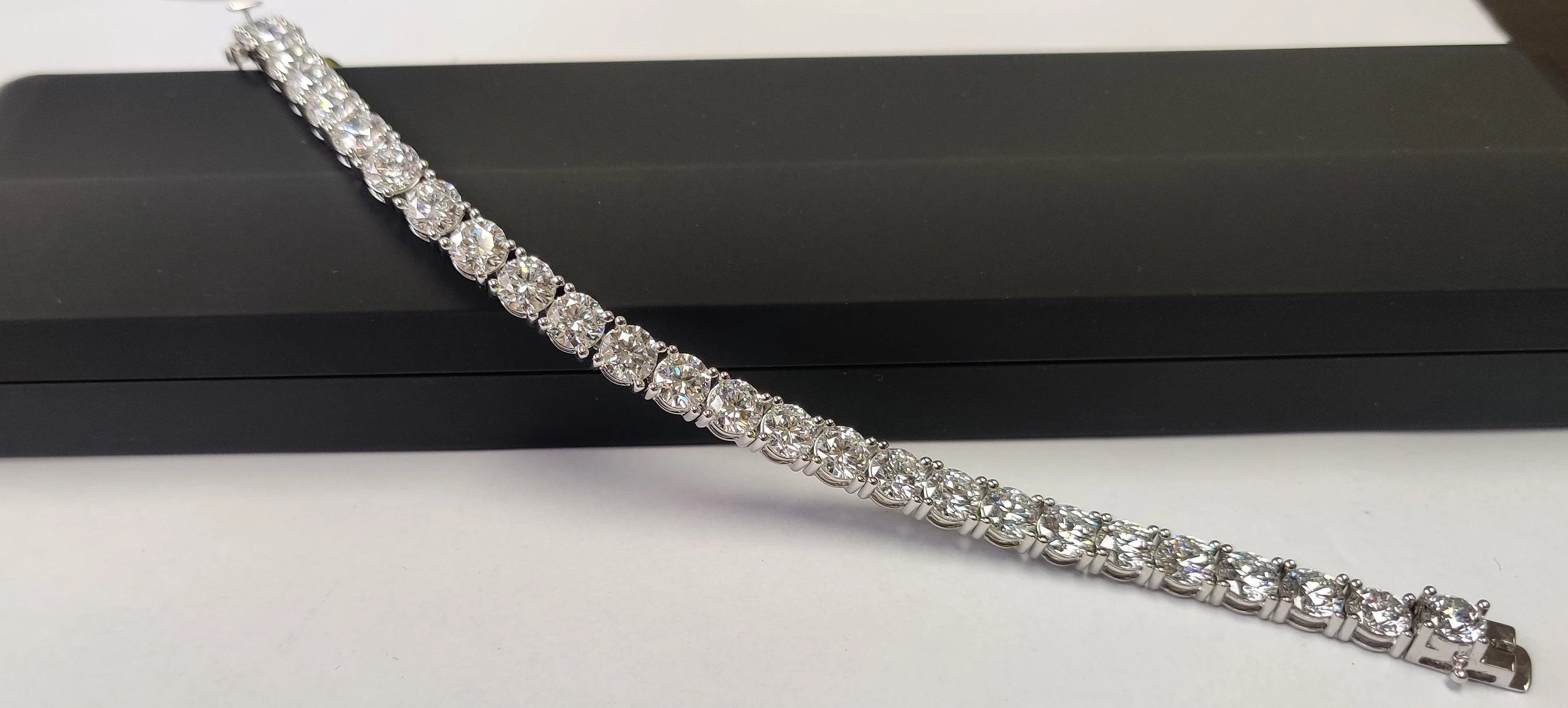 35.00ct D/VS Round Lab Grown Diamond Tennis Bracelet in Platinum - Image 6
