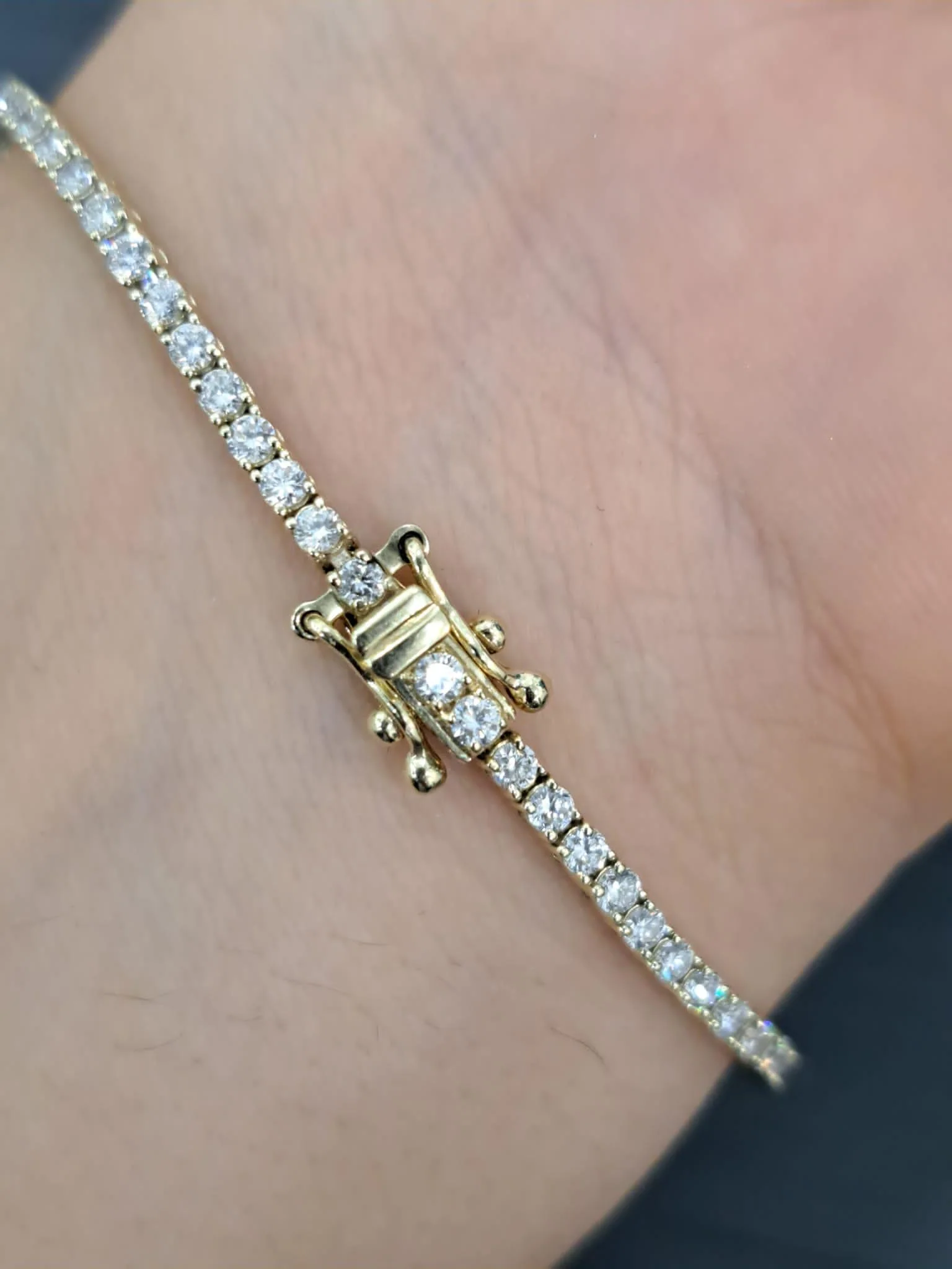 D/VVS 3.00 ct Lab Diamond Claw Set Tennis Bracelet in 9k Gold 7in - Image 4