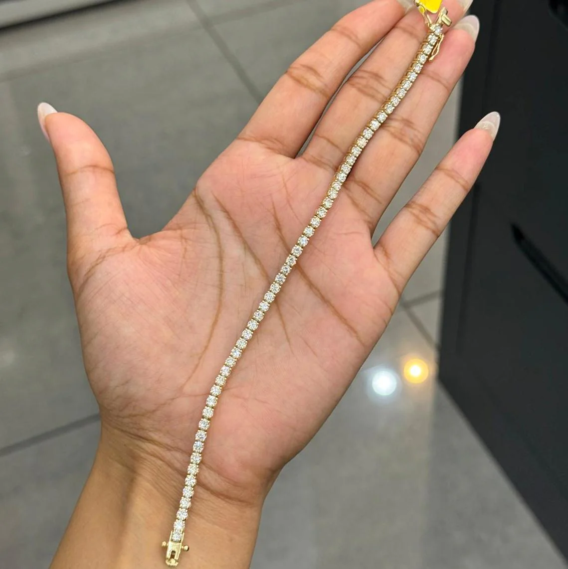 5.00 ct D/VVS Round Lab Diamond Claw Set Tennis Bracelet in 9k Gold - Image 9