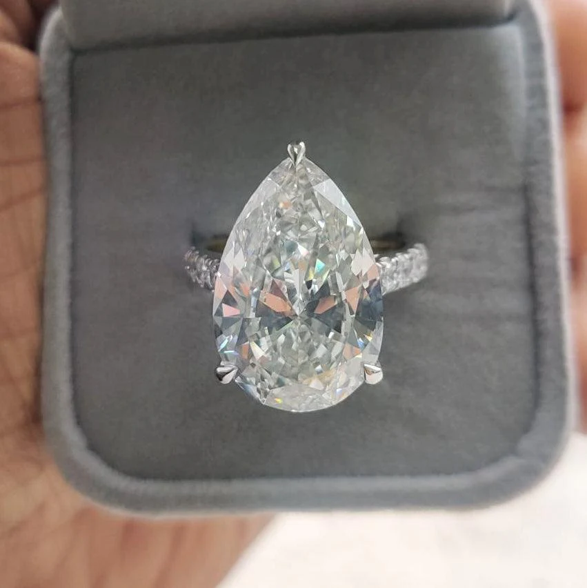 9.50 Carat IGI Certified Pear Shape Diamond Women's Engagement Ring - Image 4