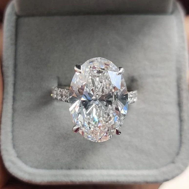 Last Piece ! 9.50 Carat IGI Certified Oval Diamond Women's Engagement Ring - Image 2