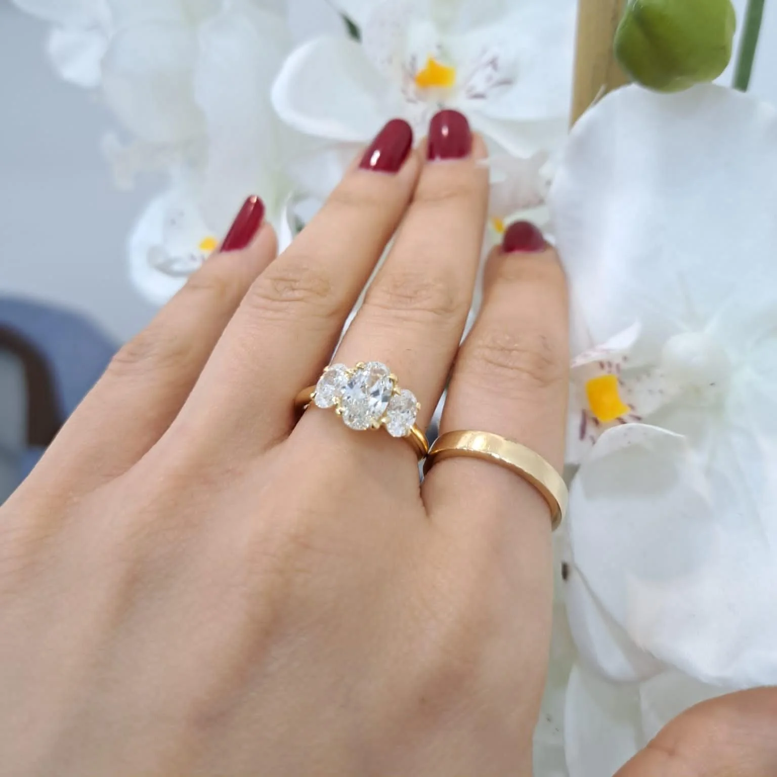 Best Offer..! F/VS 1.94 Ct Oval Diamond Trilogy Engagement Ring In 18k Gold - Image 2