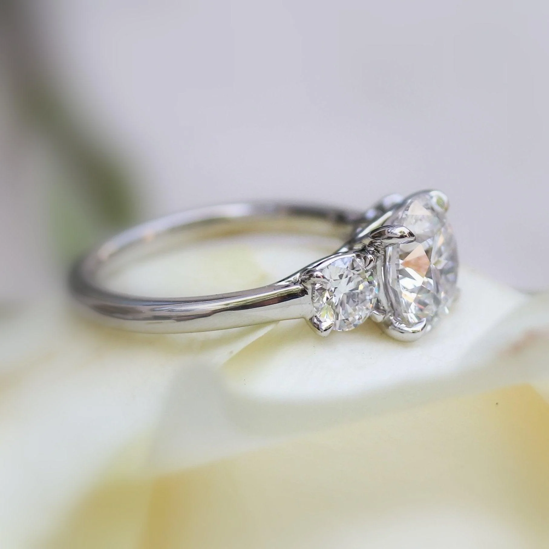 Best Seller ! D/VS 2.00ct-3.00ct Classic Round Diamond Trilogy Engagement Ring in Platinum - Image 4