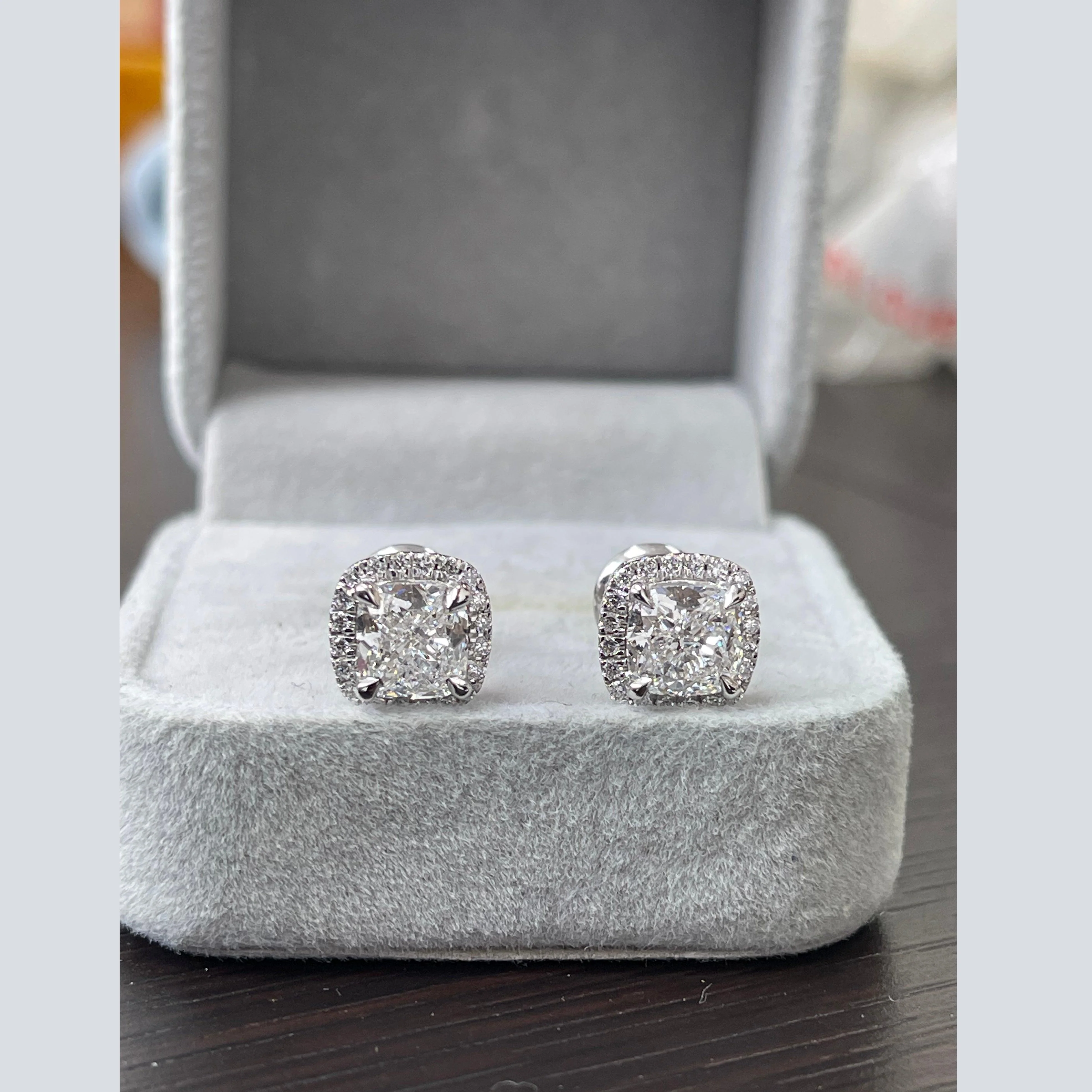 Certified D/VS 3.40Ct Cushion Diamond Halo Earring in Platinum - Image 3