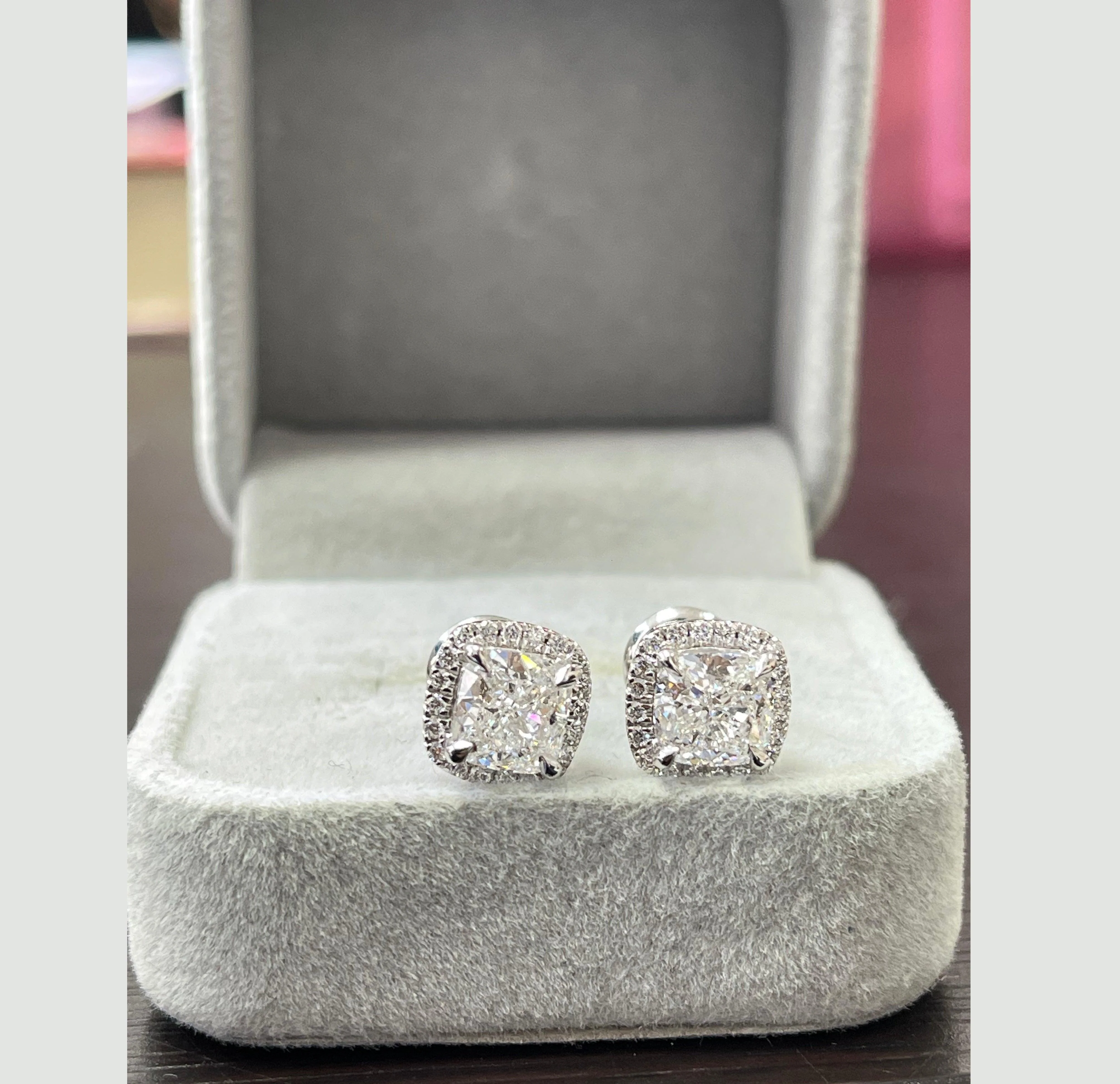 Certified D/VS 3.40Ct Cushion Diamond Halo Earring in Platinum - Image 4