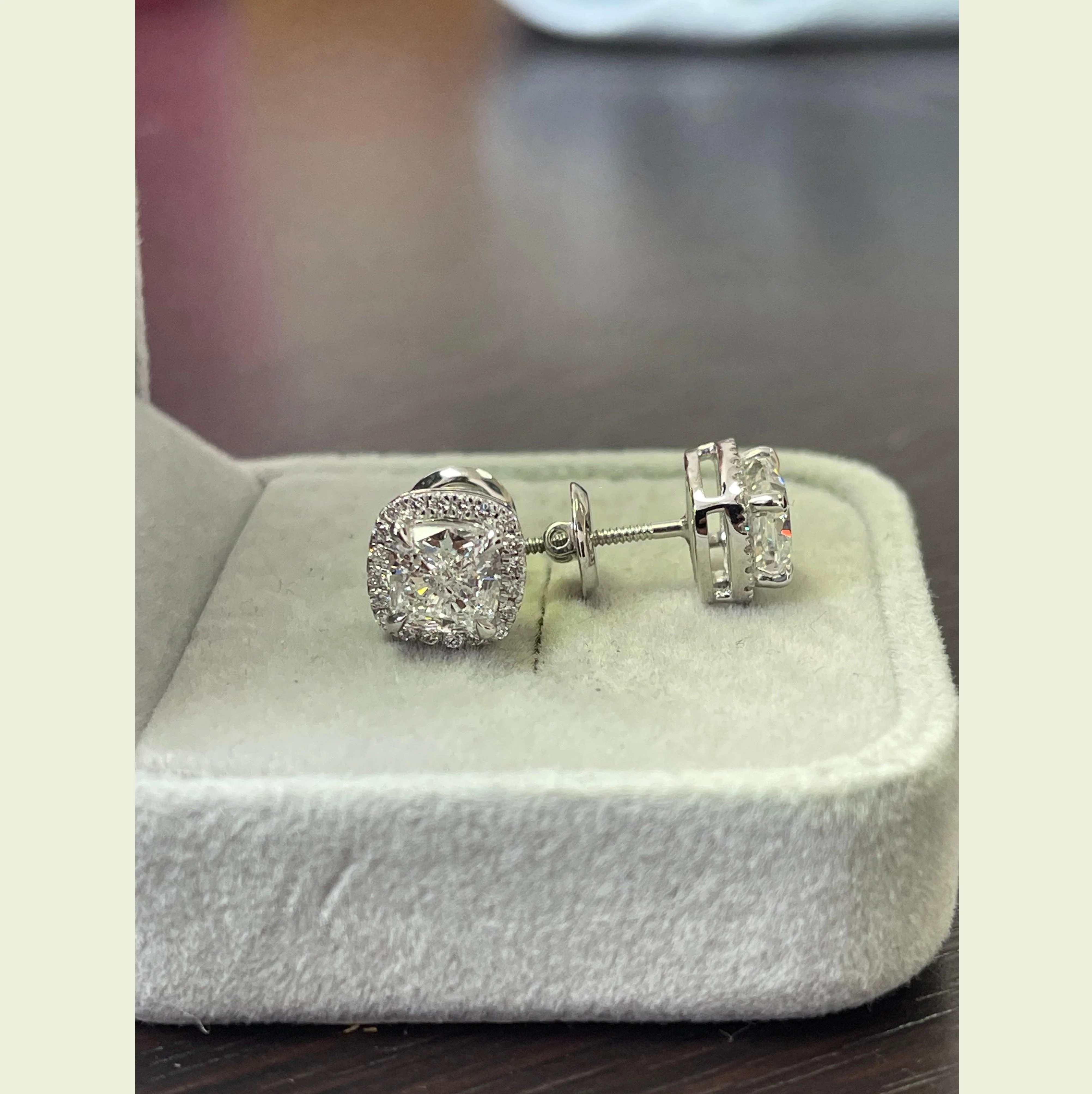 Certified D/VS 3.40Ct Cushion Diamond Halo Earring in Platinum - Image 5