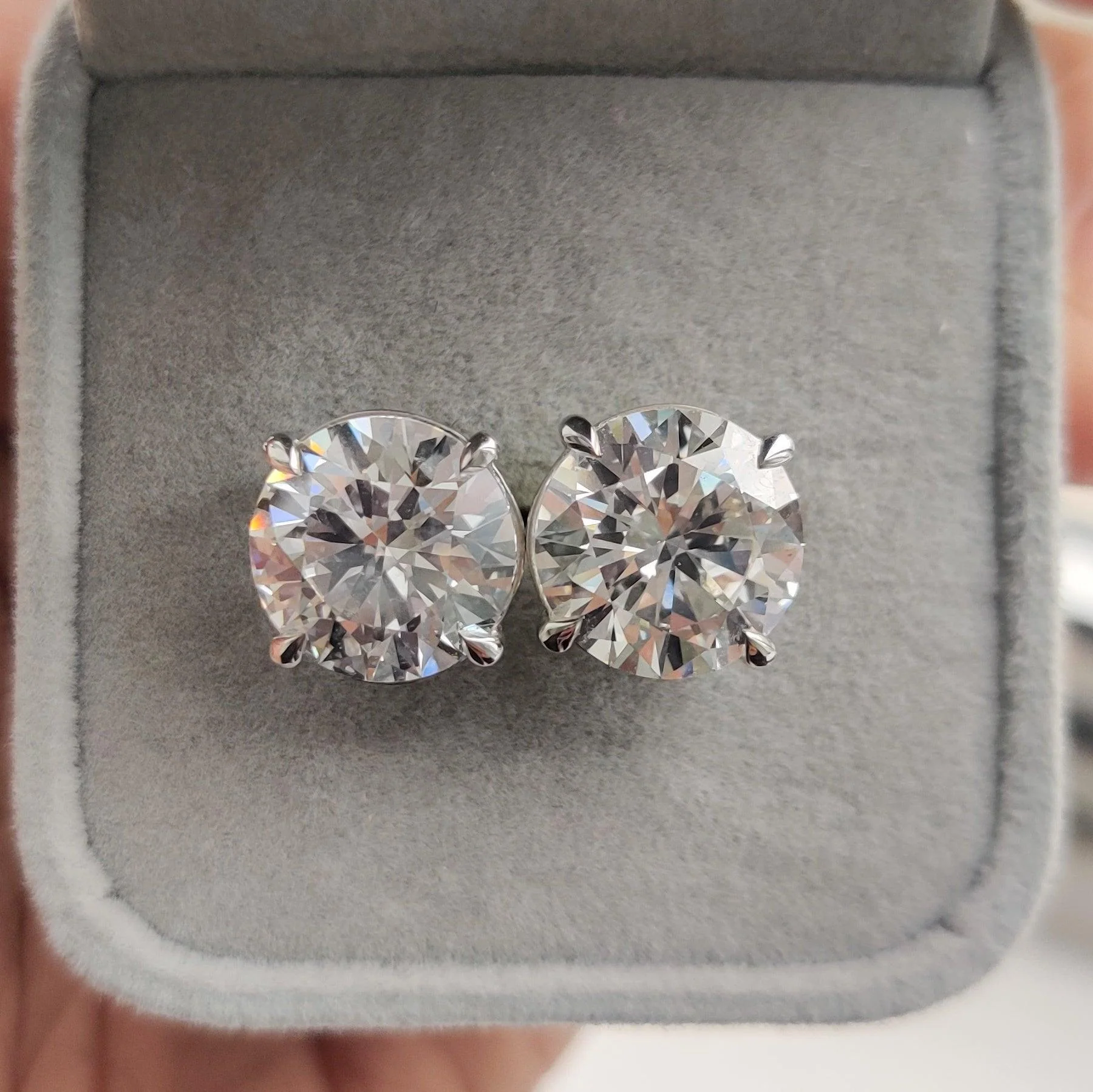 Certified E/VS Quality 10.00Ct Big Round Diamond Stud Earrings in Platinum