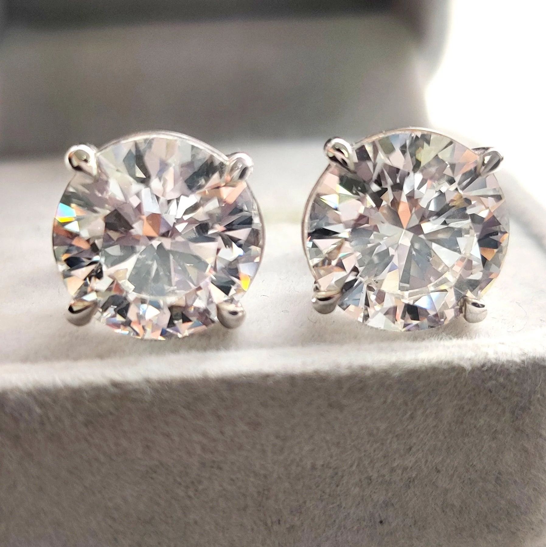 Certified E/VS Quality 10.00Ct Big Round Diamond Stud Earrings in Platinum - Image 4