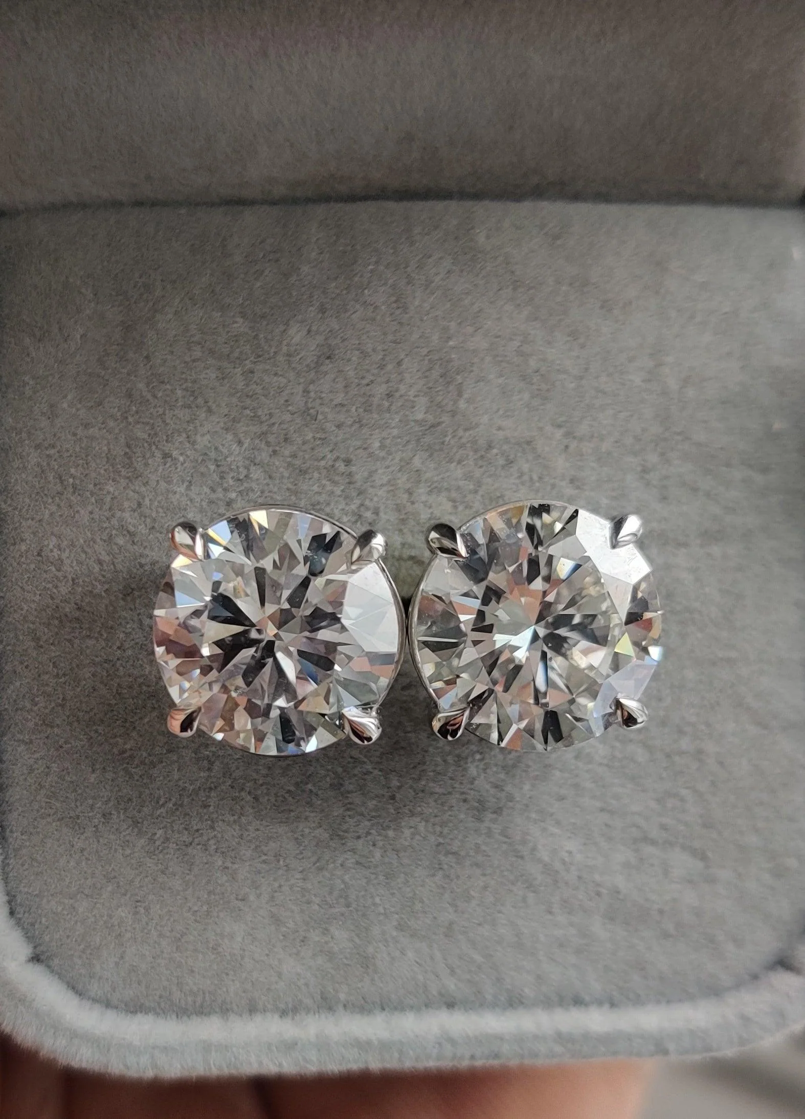 Certified E/VS Quality 10.00Ct Big Round Diamond Stud Earrings in Platinum - Image 5