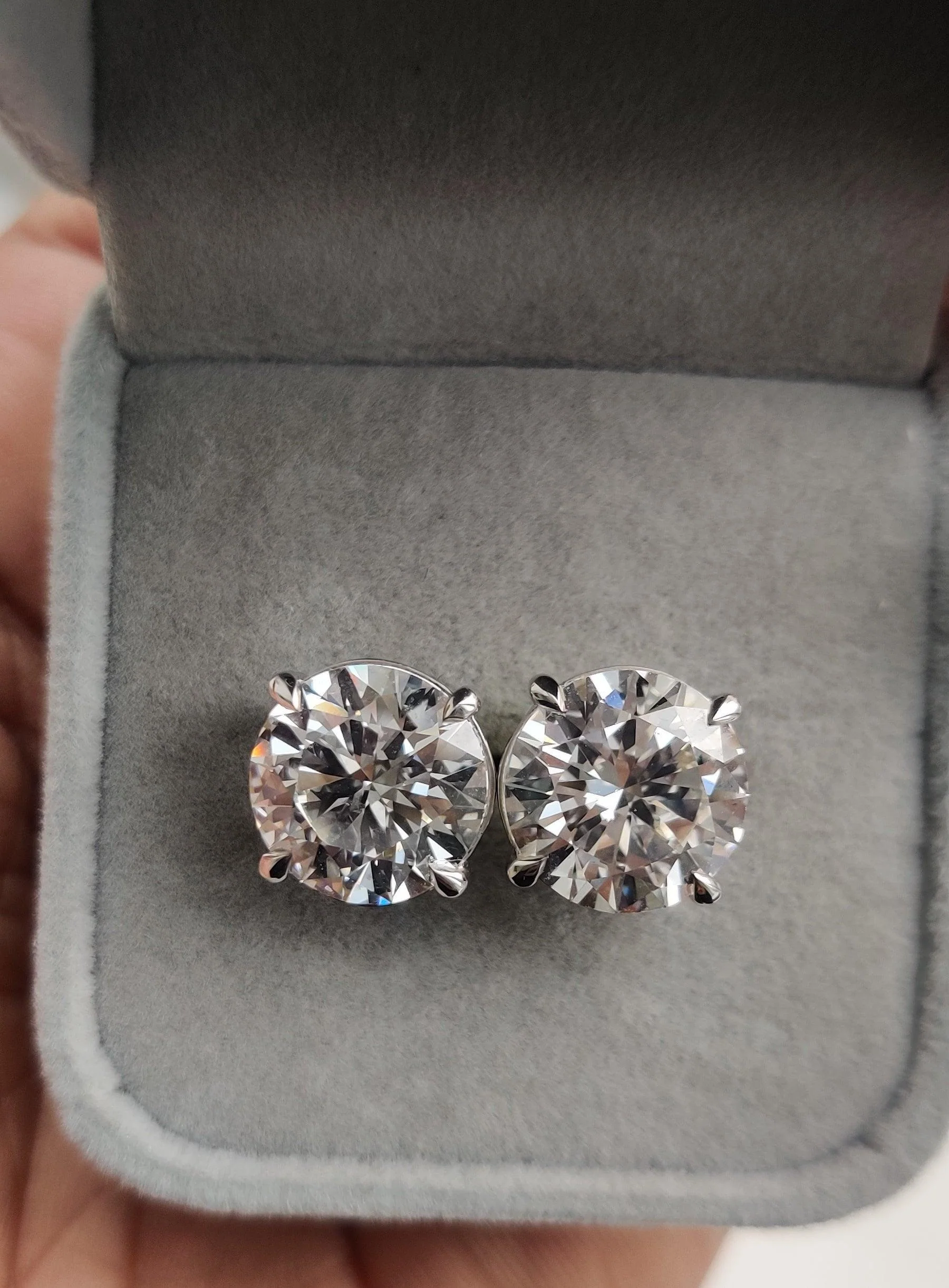 Certified E/VS Quality 10.00Ct Big Round Diamond Stud Earrings in Platinum - Image 6