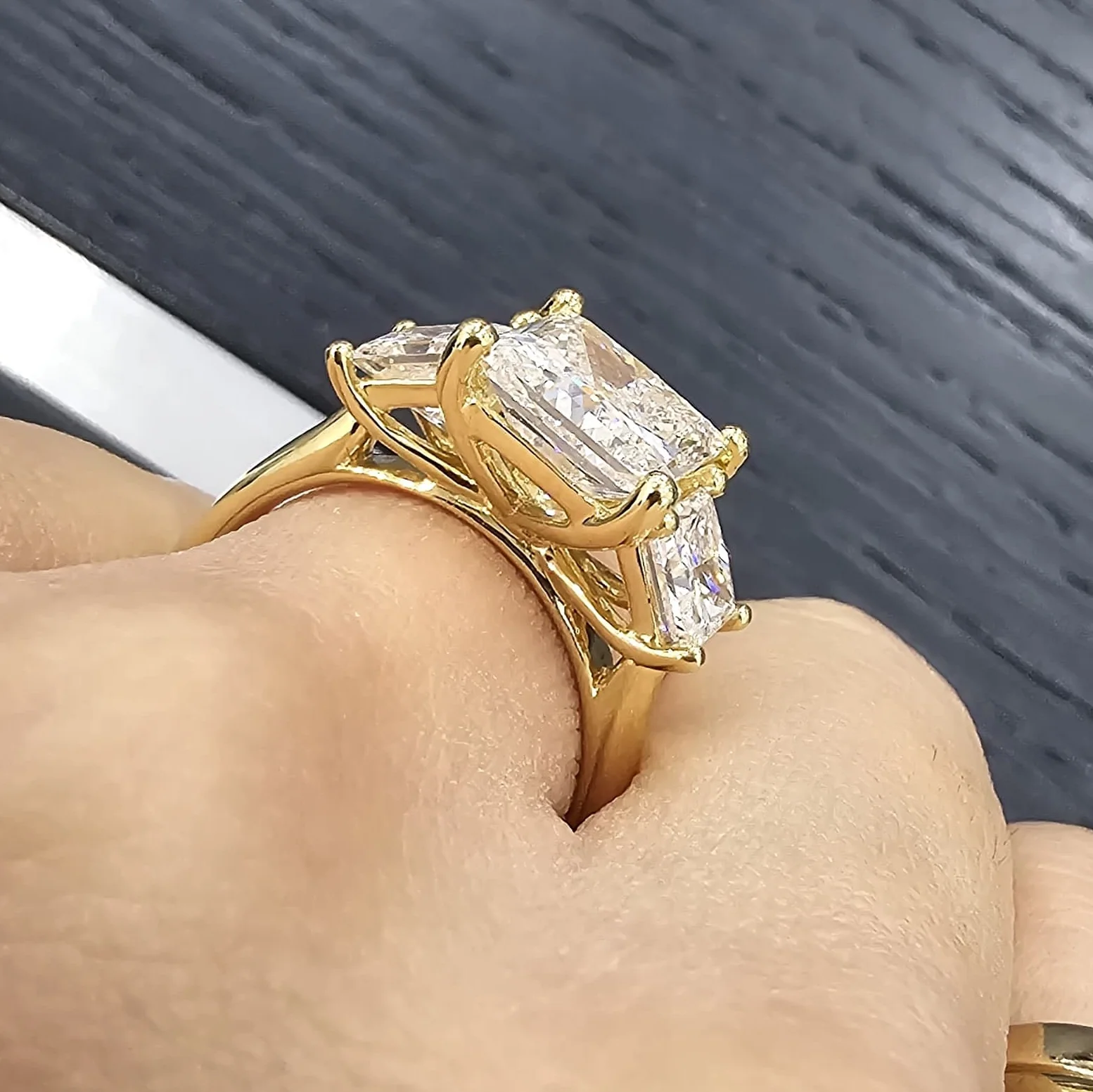 4.50Ct IGI Certified Princess Cut Diamond Trilogy Ring In 18k Yellow Gold - Image 2