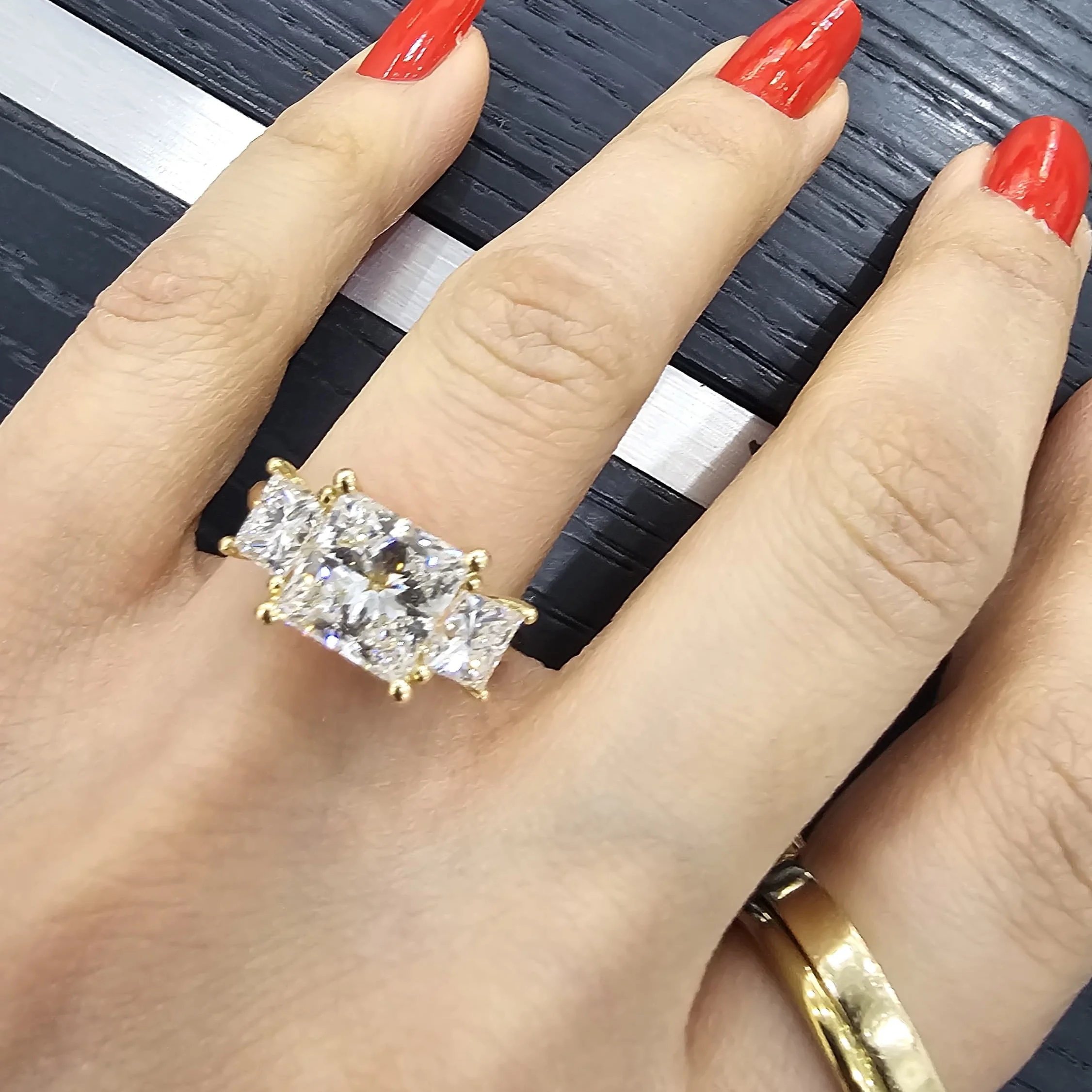 4.50Ct IGI Certified Princess Cut Diamond Trilogy Ring In 18k Yellow Gold - Image 3