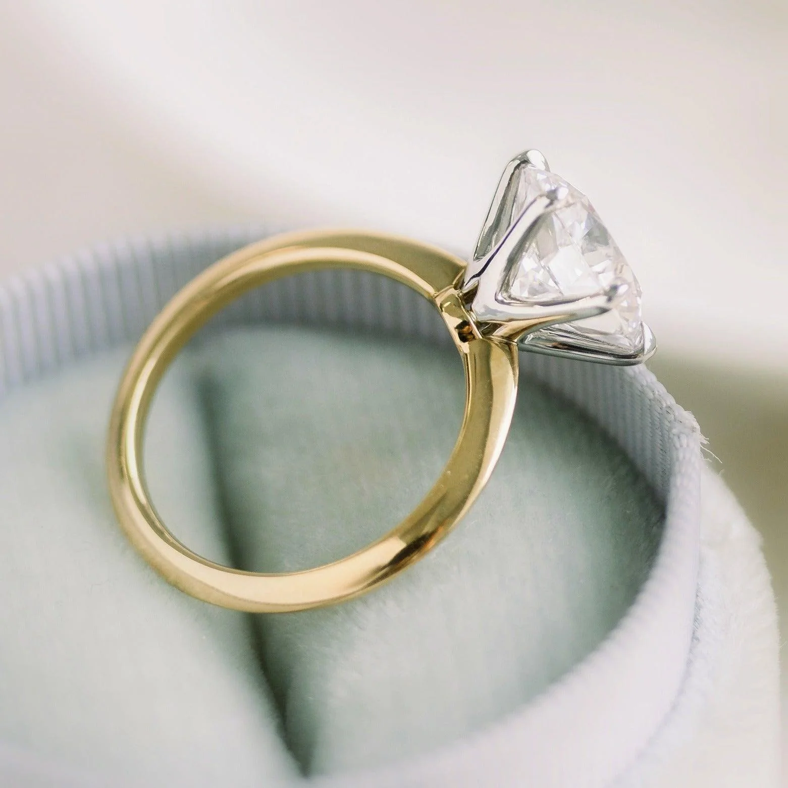 Clearance IGI Certified 4-5Ct Round Diamond Solitaire Engagement Ring in 18k Yellow Gold - Image 3