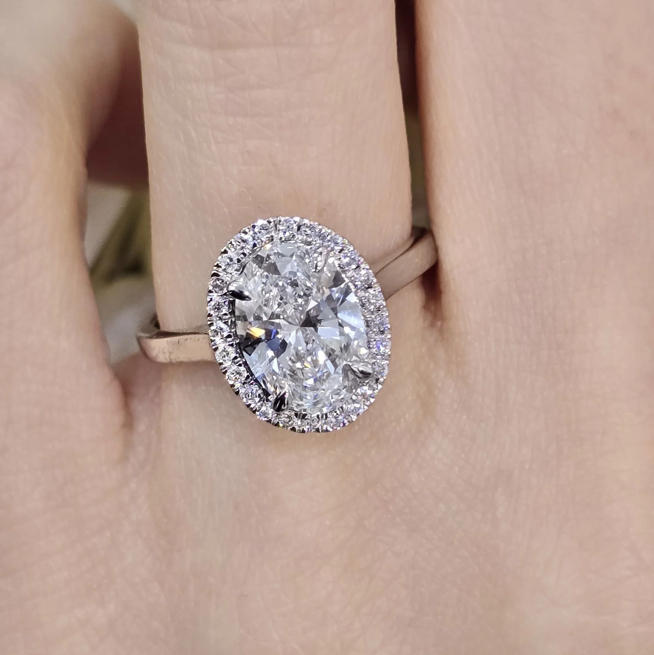 Clearance ! E/VS 2.30Ct IGI Certified Oval Diamond Halo Engagement Ring In Platinum - Image 2