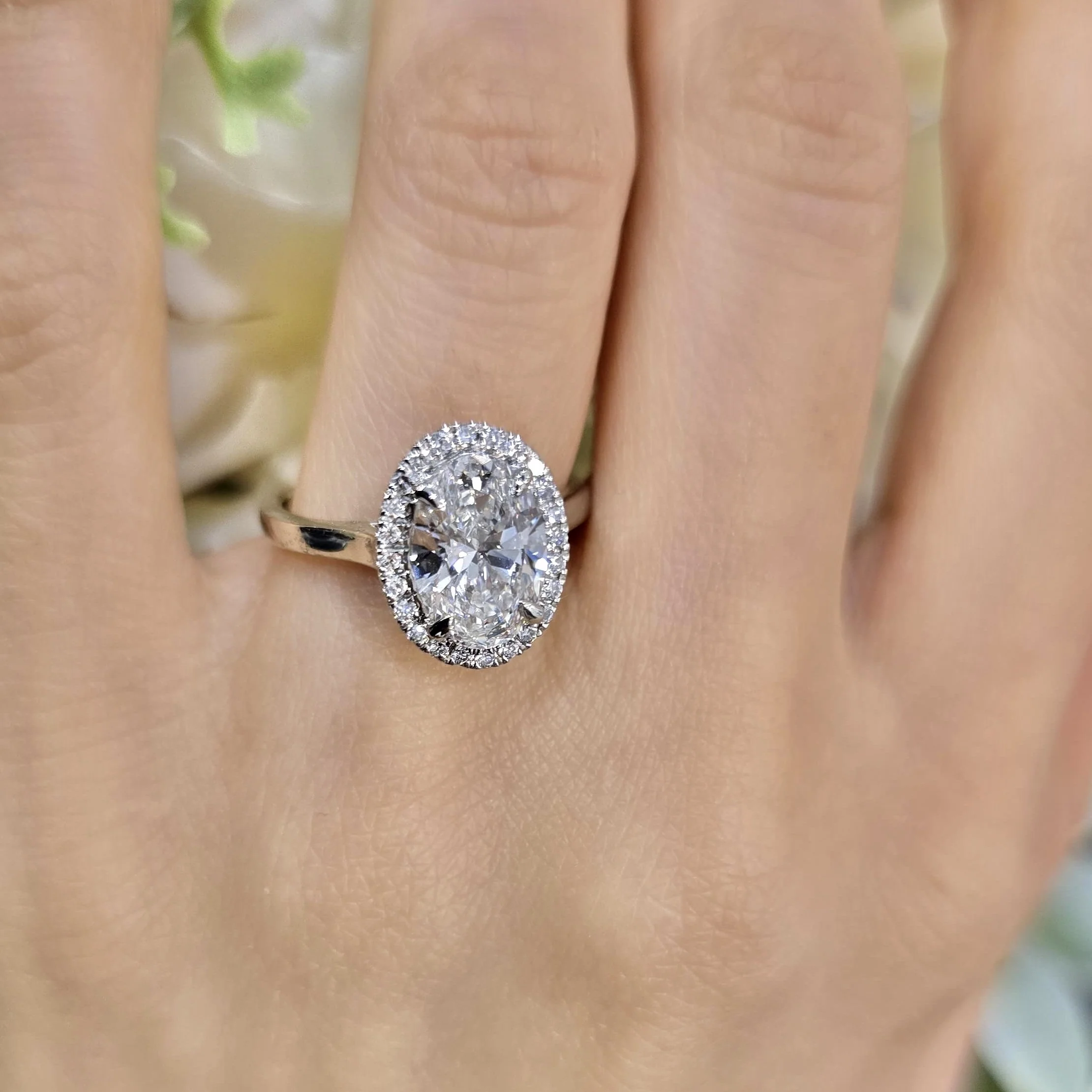 Clearance ! E/VS 2.30Ct IGI Certified Oval Diamond Halo Engagement Ring In Platinum - Image 4