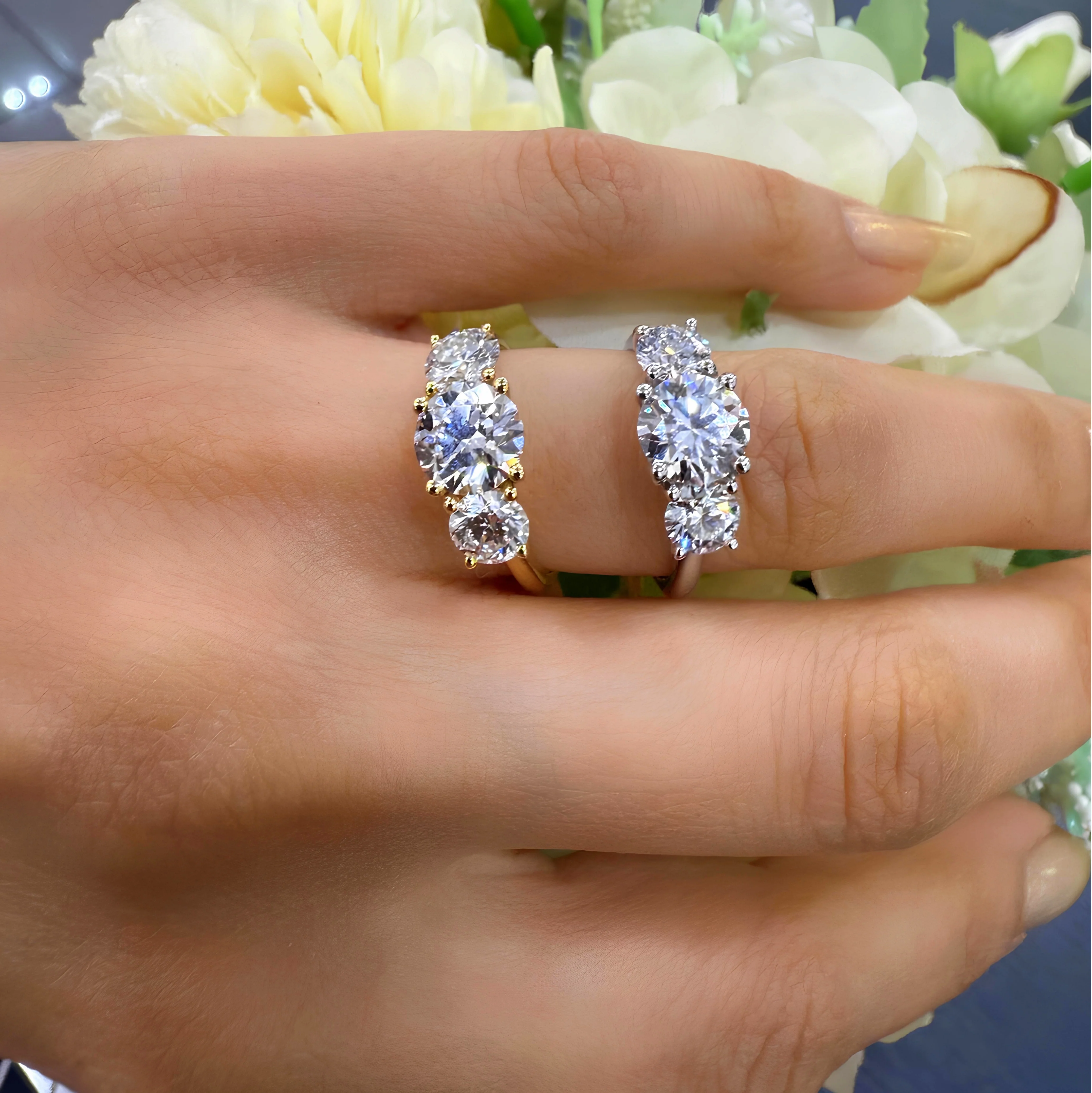 D/VS 2.00ct - 3.00ct Classic Round Diamond Trilogy Engagement Ring in Platinum - Image 4