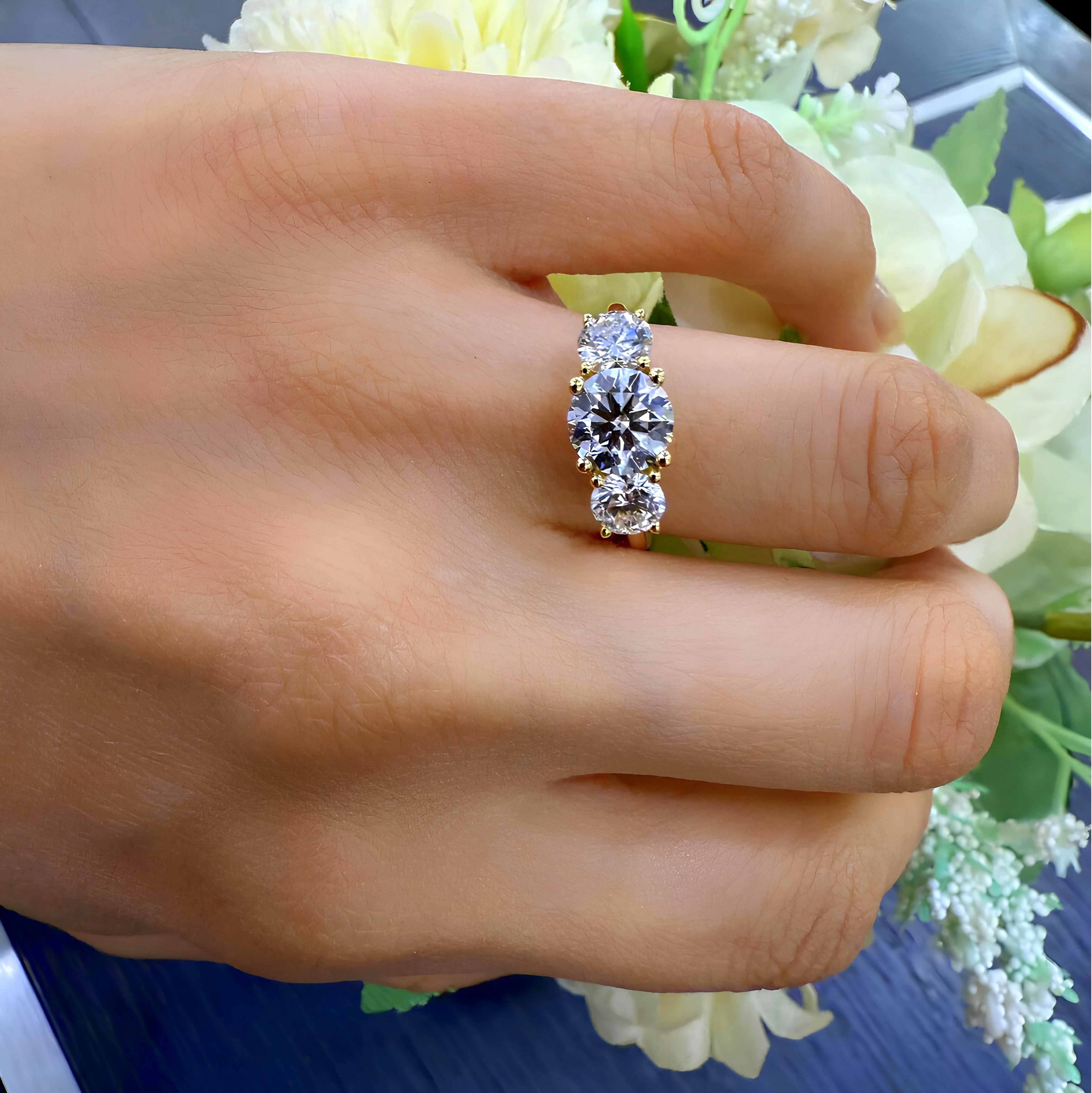 D/VS 2.00ct - 3.00ct Classic Round Diamond Trilogy Engagement Ring in Platinum - Image 5