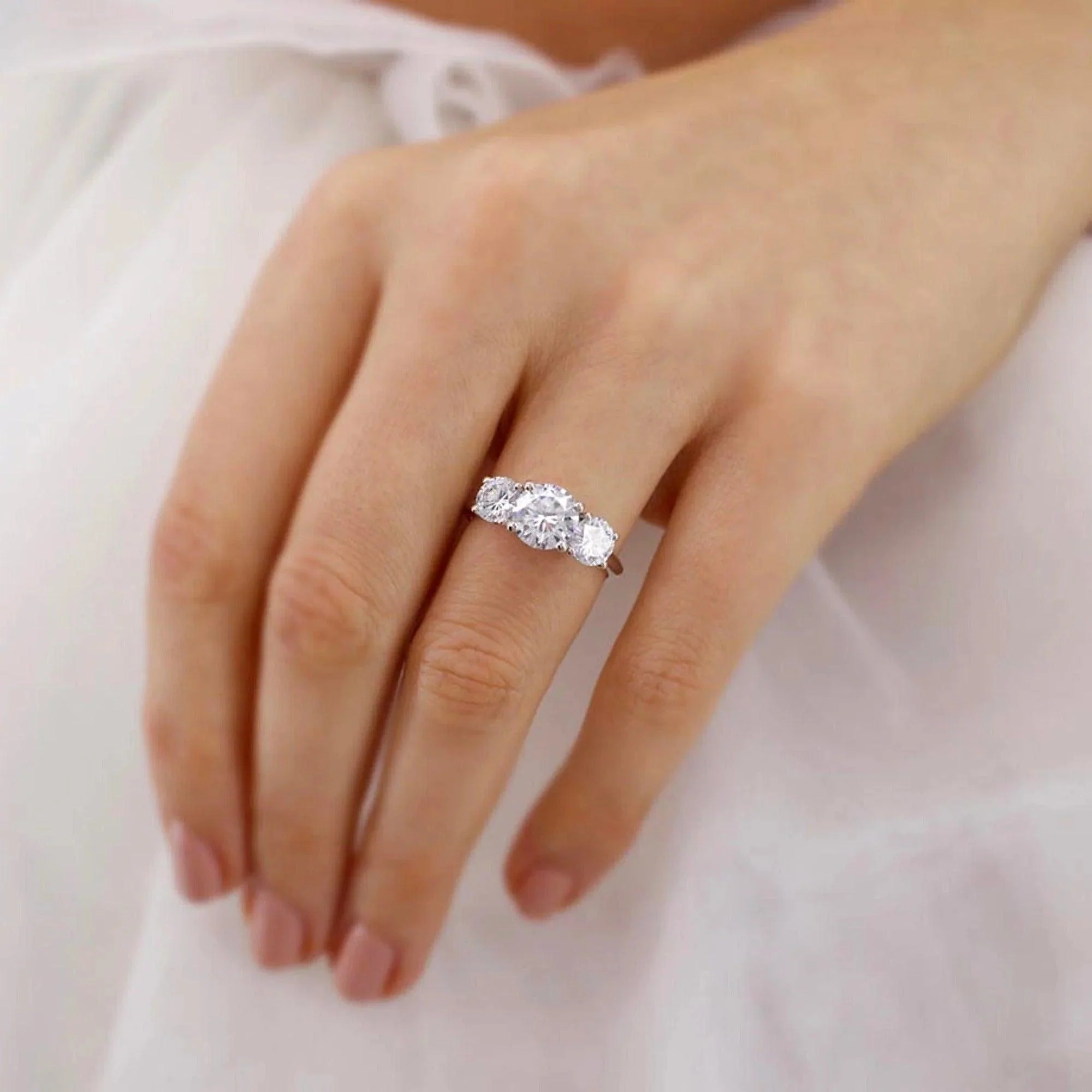 D/VS 2.00ct - 3.00ct Classic Round Diamond Trilogy Engagement Ring in Platinum - Image 6