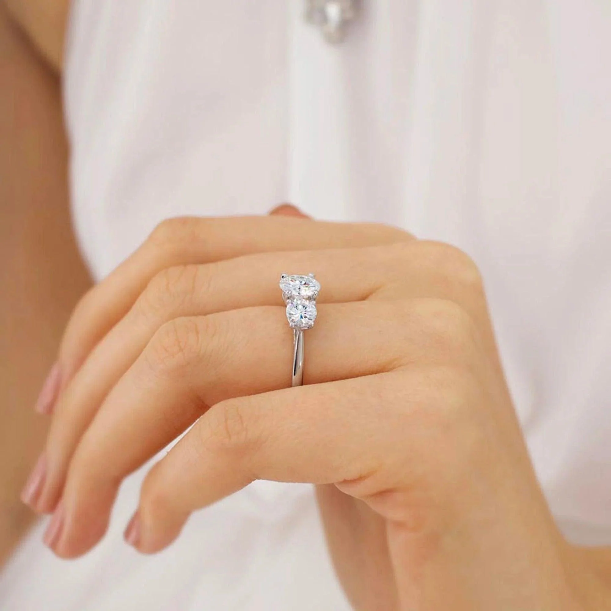 D/VS 2.00ct - 3.00ct Classic Round Diamond Trilogy Engagement Ring in Platinum - Image 7