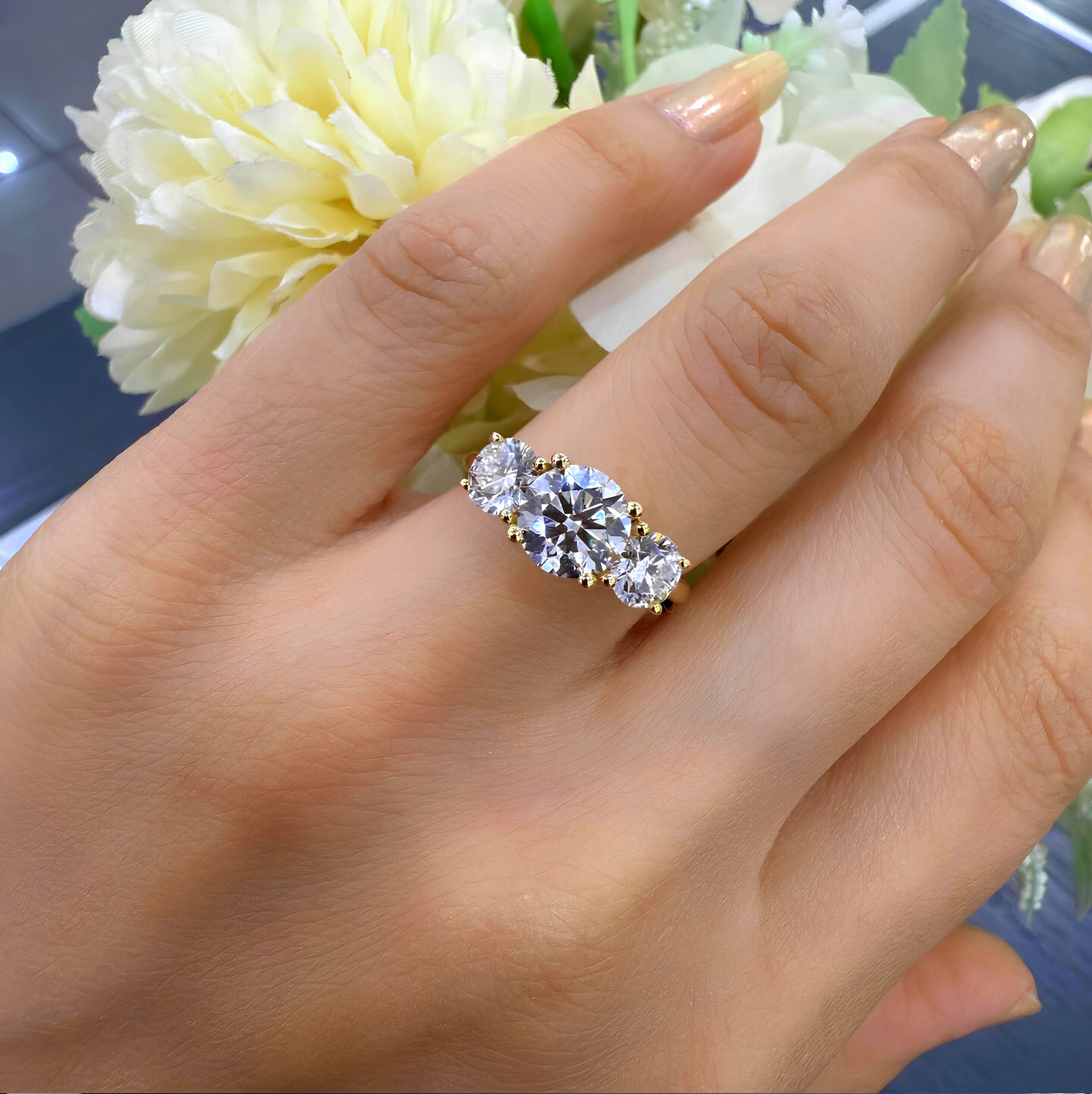 D/VS 2.00ct - 3.00ct Classic Round Diamond Trilogy Engagement Ring in Platinum - Image 8