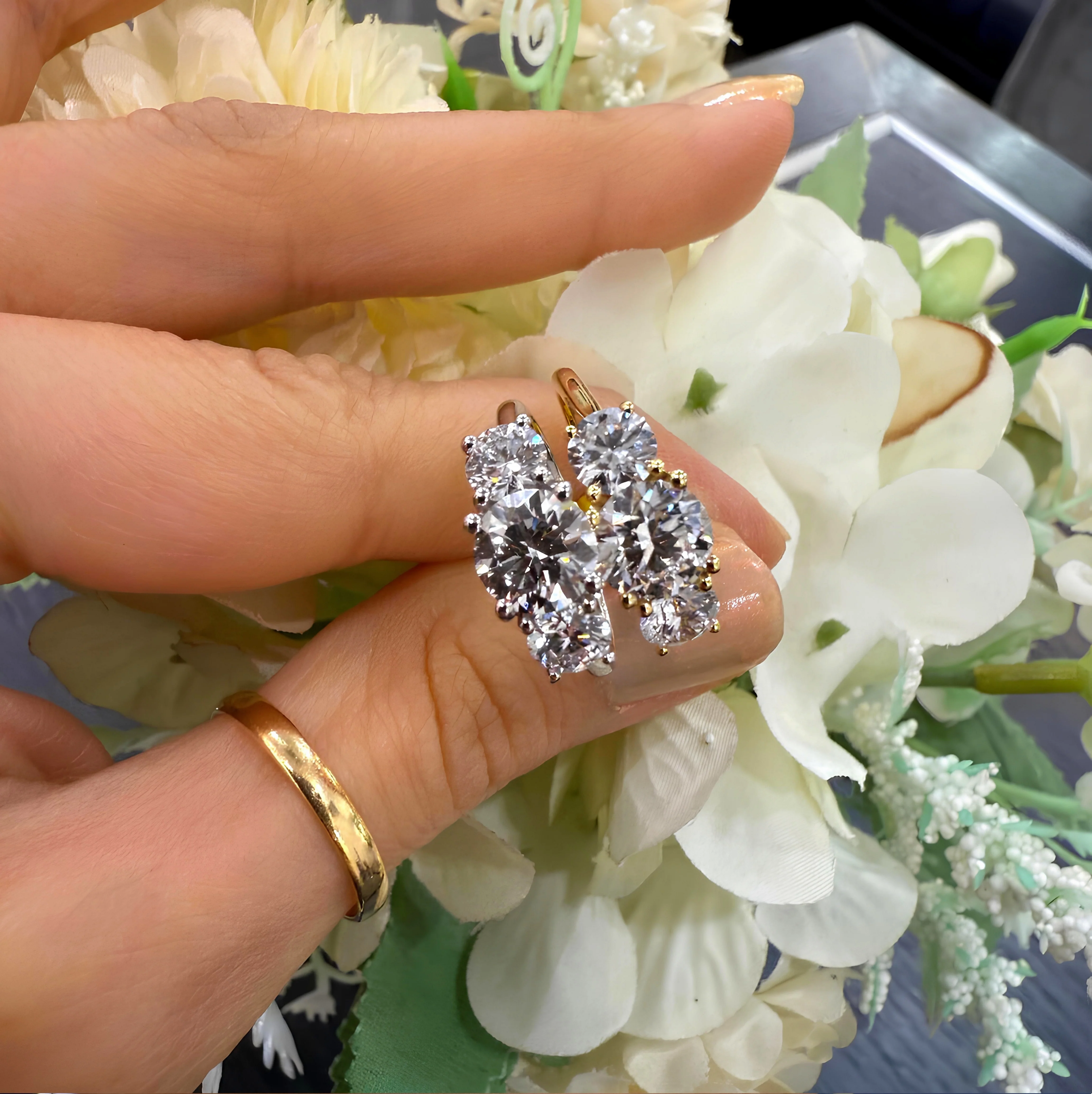 D/VS 2.00ct - 3.00ct Classic Round Diamond Trilogy Engagement Ring in Platinum - Image 9