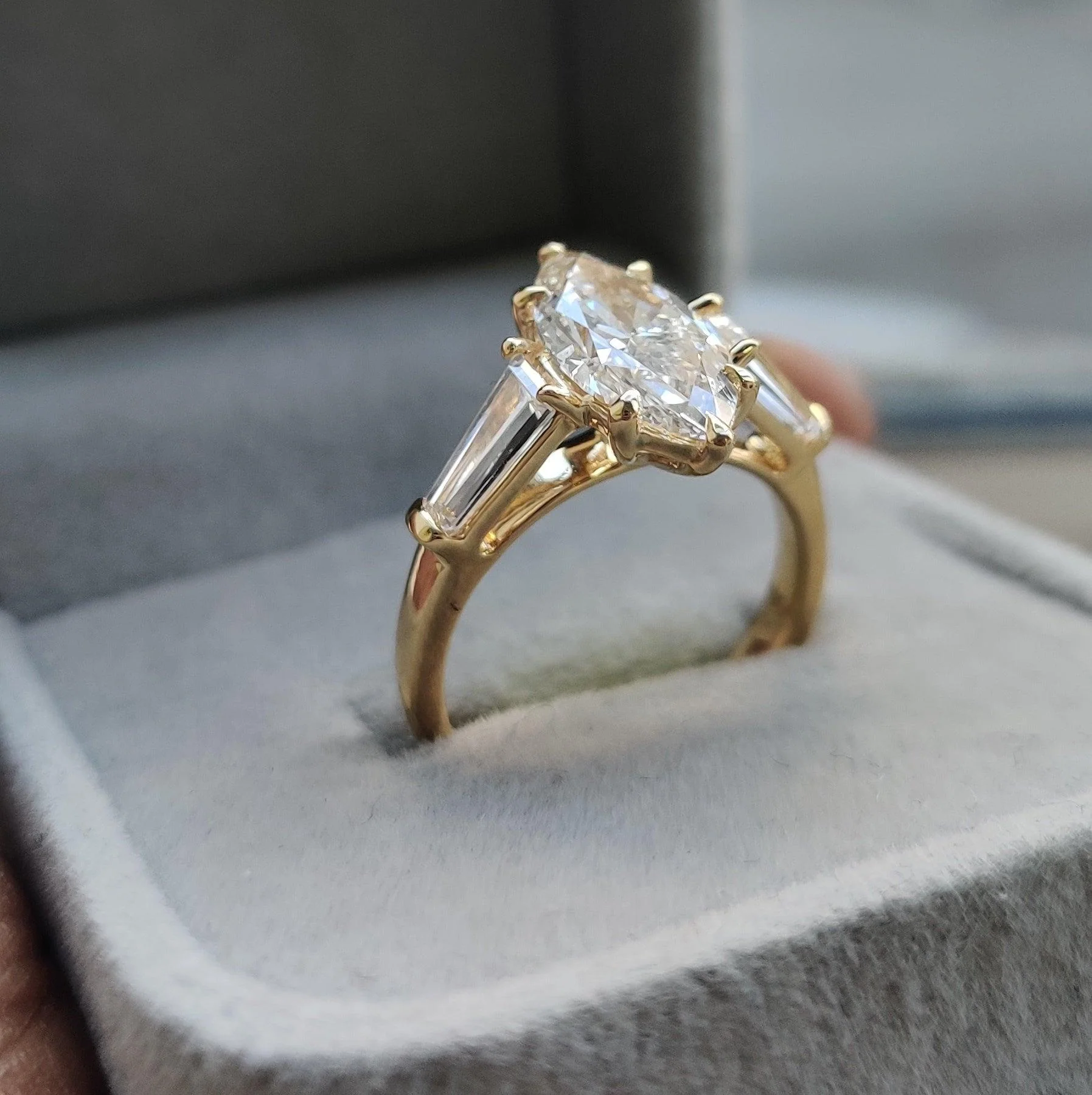 Clearance ! Best Quality 5.00Ct Marquise & Side Diamond Trilogy Ring 18K Yellow Gold - Image 2