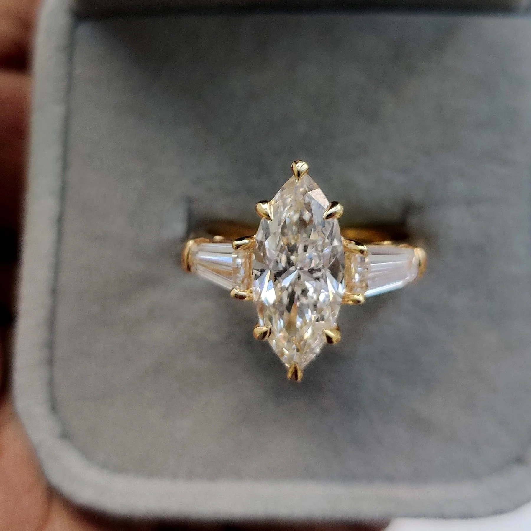 Clearance ! Best Quality 5.00Ct Marquise & Side Diamond Trilogy Ring 18K Yellow Gold - Image 3