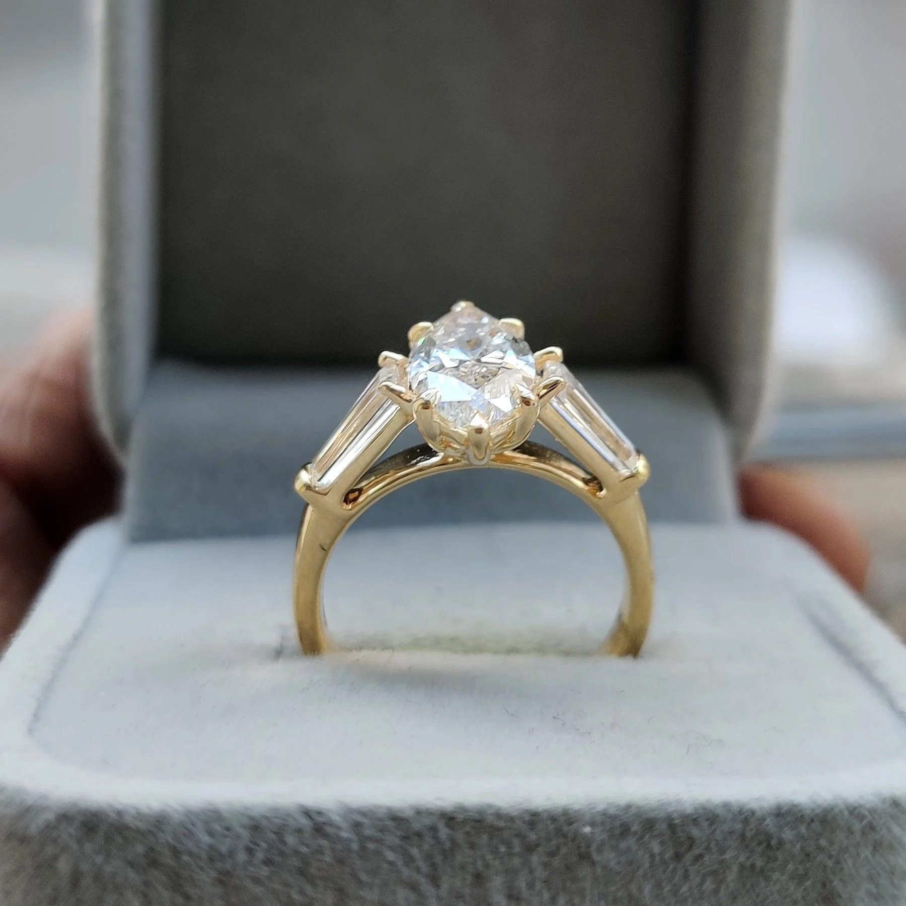 Clearance ! Best Quality 5.00Ct Marquise & Side Diamond Trilogy Ring 18K Yellow Gold - Image 4