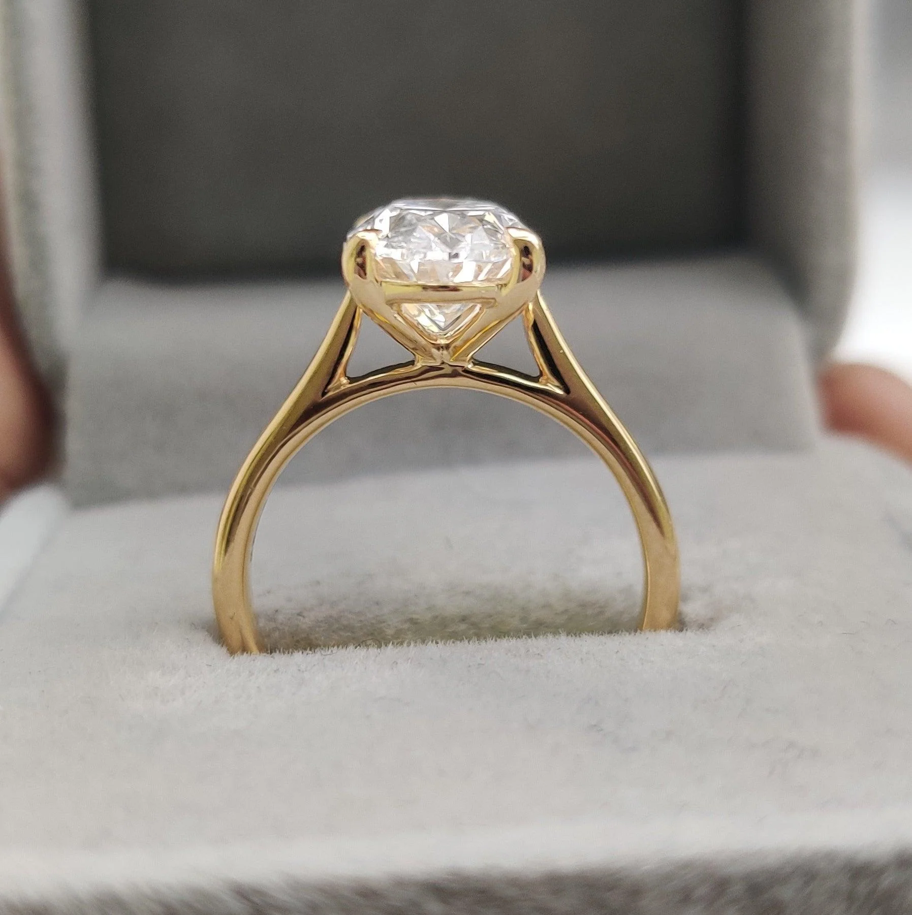 Special Offer ! F/VS 4.00 CT IGI Certified Oval Diamond Solitaire Engagement Ring in 18k Yellow Gold - Image 3