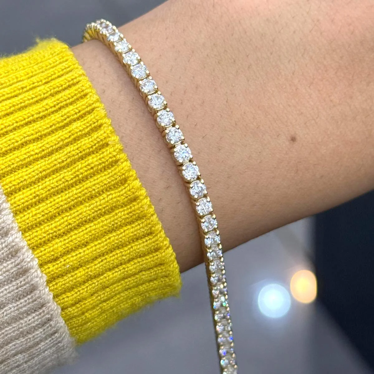 D/VVS 4.00 ct Lab Diamond Claw Set Tennis Bracelet in 9k Gold 7in - Image 2