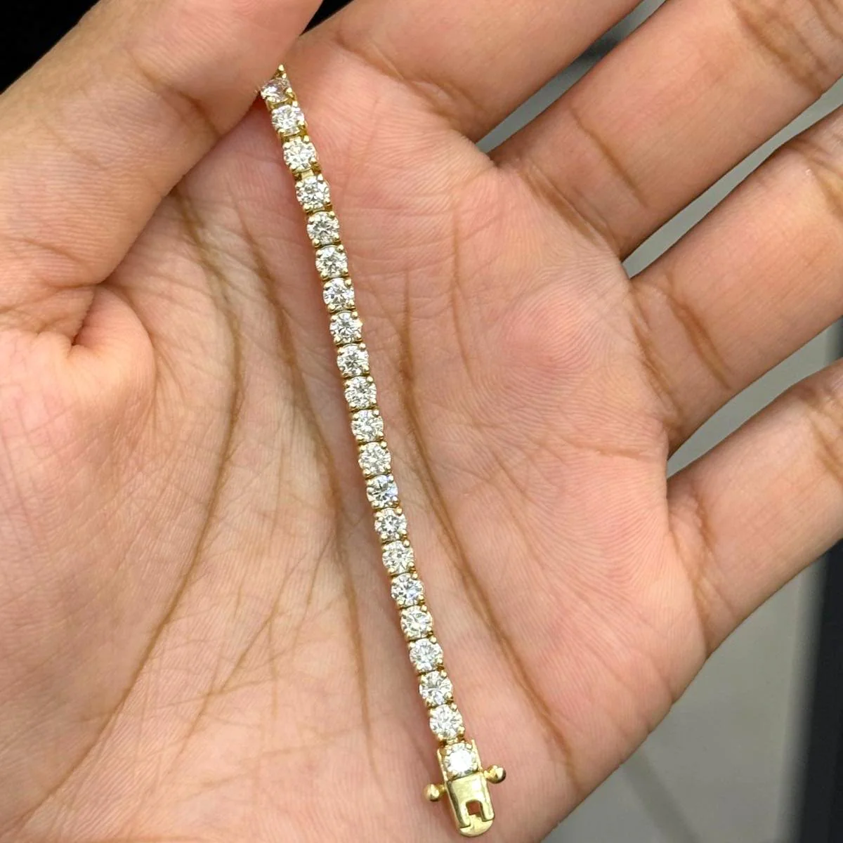 D/VVS 4.00 ct Lab Diamond Claw Set Tennis Bracelet in 9k Gold 7in - Image 9