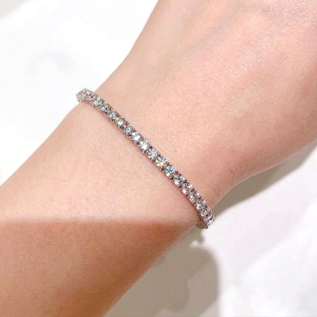 D/VVS 8.00 ct Lab Diamond Claw Set Tennis Bracelet in 9k Gold 7in - Image 2