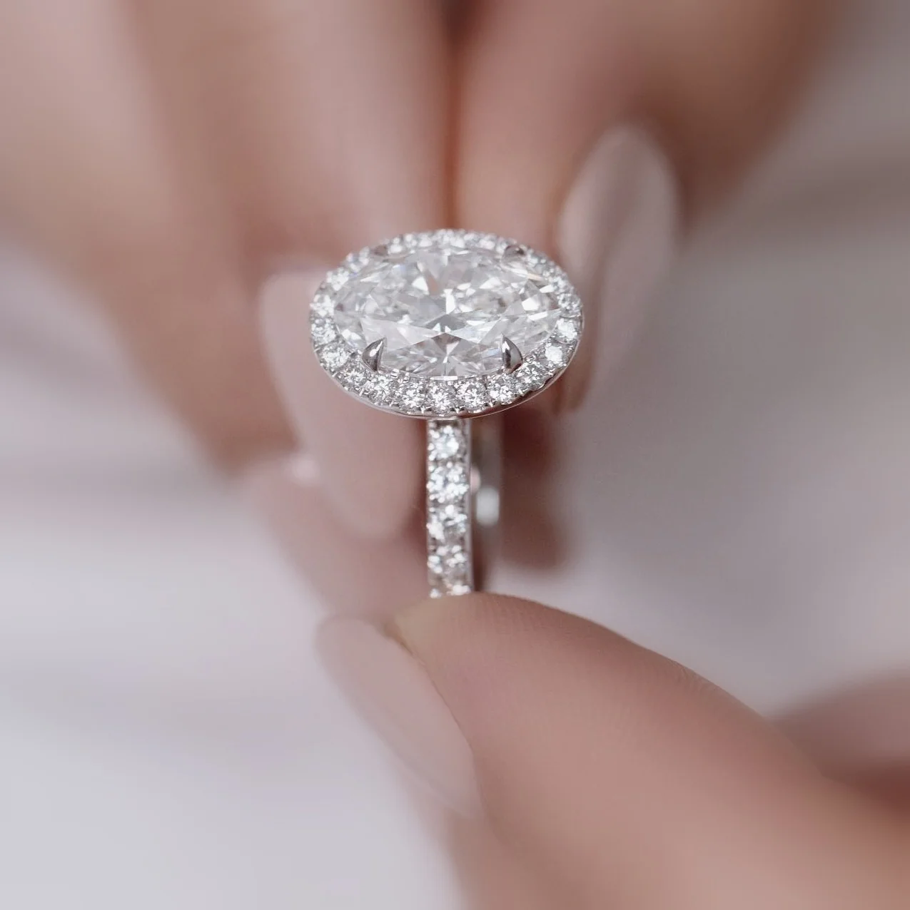 IGI Certified E/VS 2.50Ct Oval Diamond Halo Engagement Ring in Platinum - Image 2