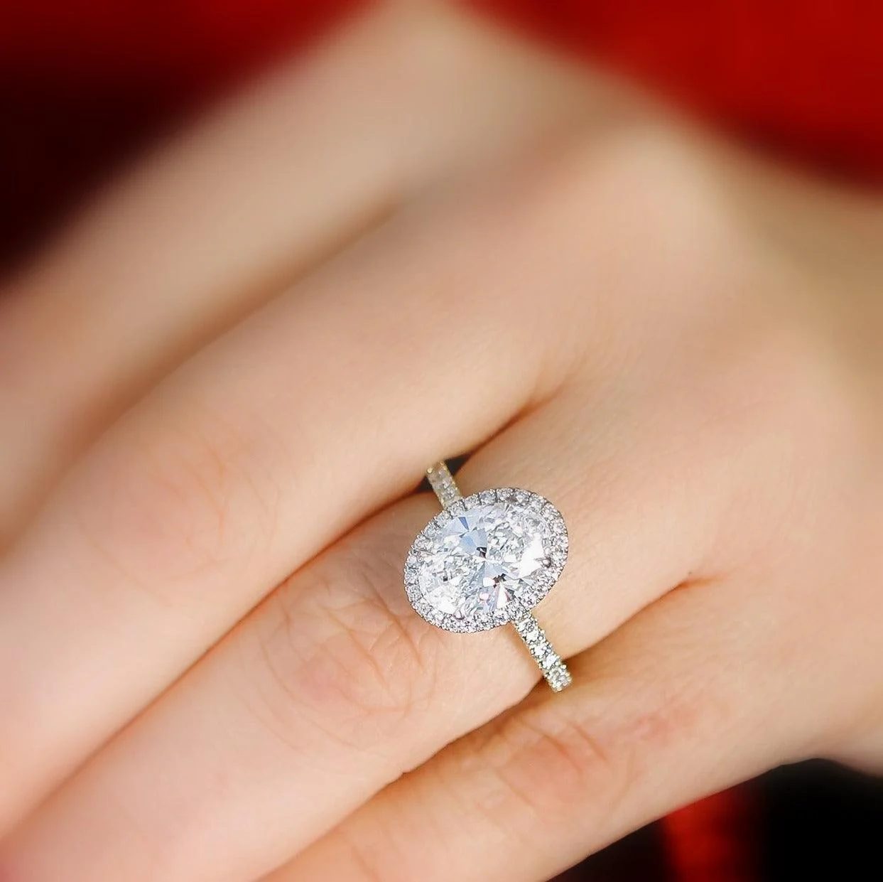IGI Certified E/VS 2.50Ct Oval Diamond Halo Engagement Ring in Platinum - Image 3