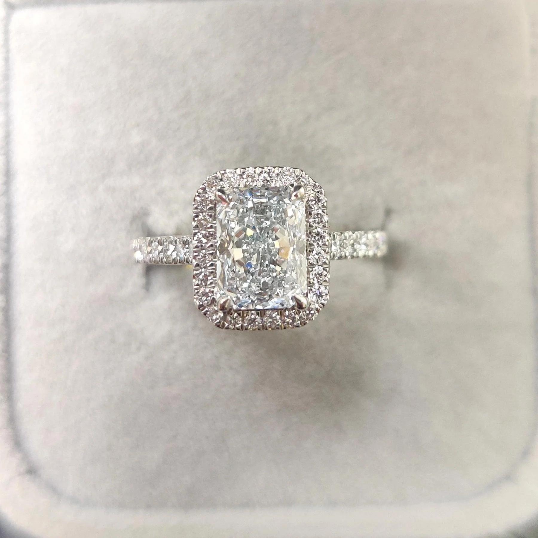 5.50Ct IGI Certified Radiant Cut Diamond Halo Engagement Ring In Platinum - Image 5