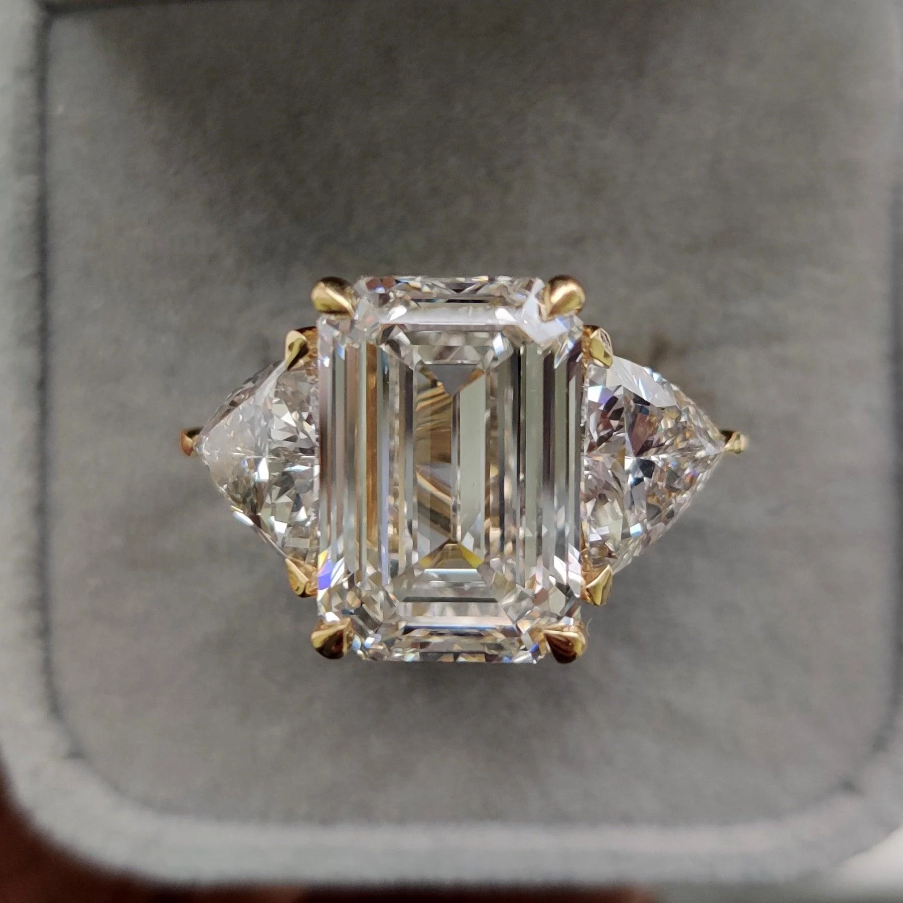 IGI Certified Big Emerald and Trillion Diamond Trilogy Ring 18K Yellow Gold -14.00Carat