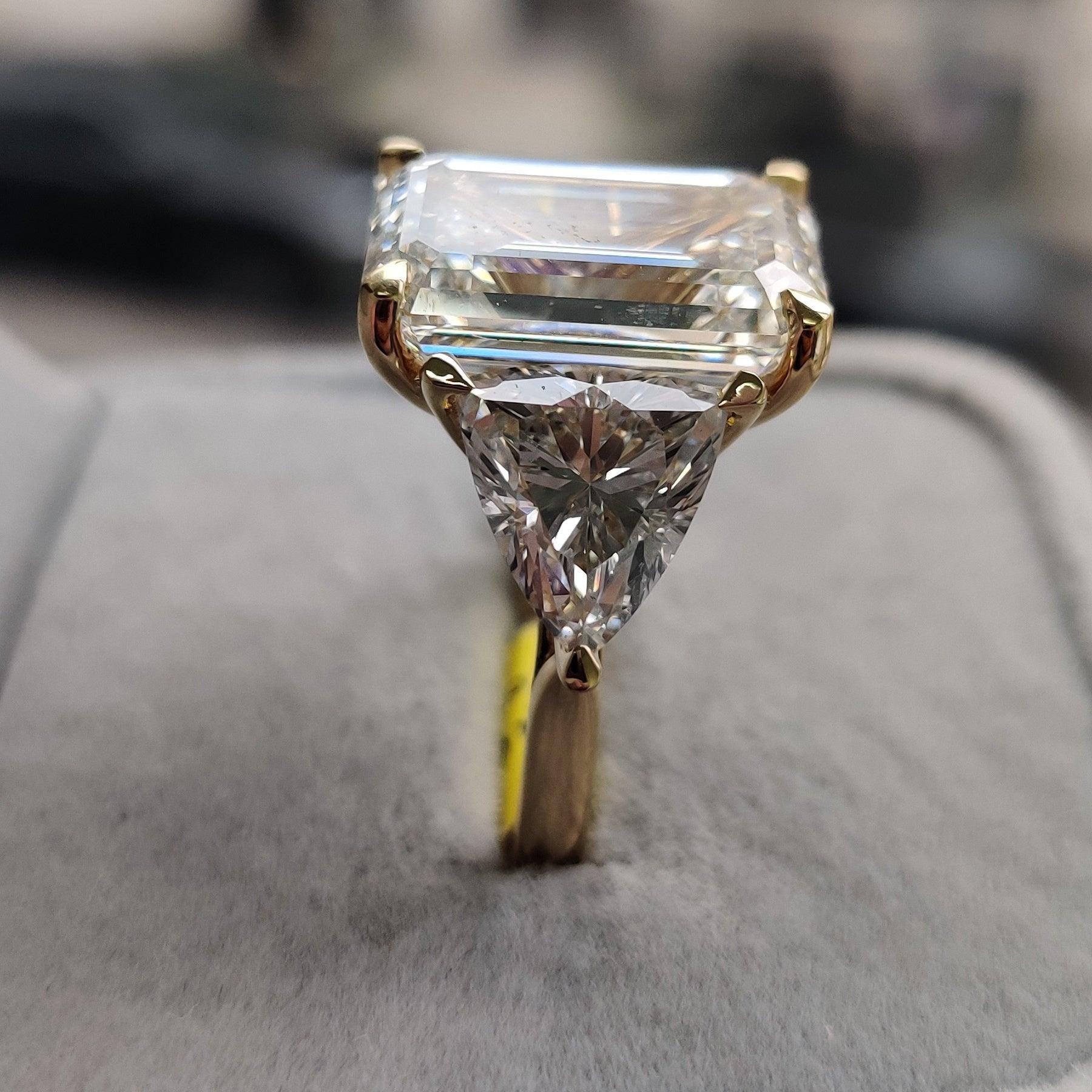 IGI Certified Big Emerald and Trillion Diamond Trilogy Ring 18K Yellow Gold -14.00Carat - Image 5