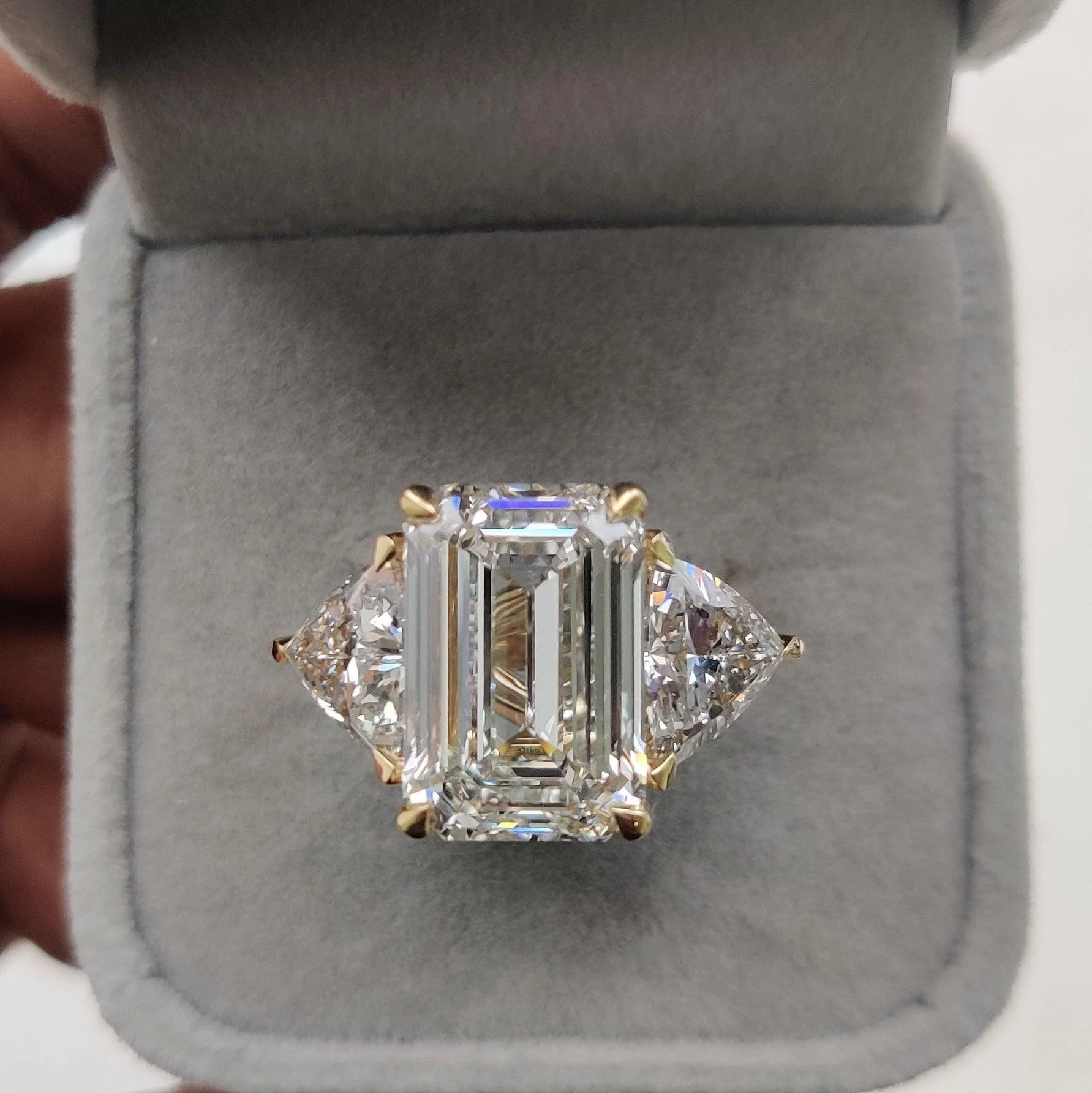 IGI Certified Big Emerald and Trillion Diamond Trilogy Ring 18K Yellow Gold -14.00Carat - Image 7